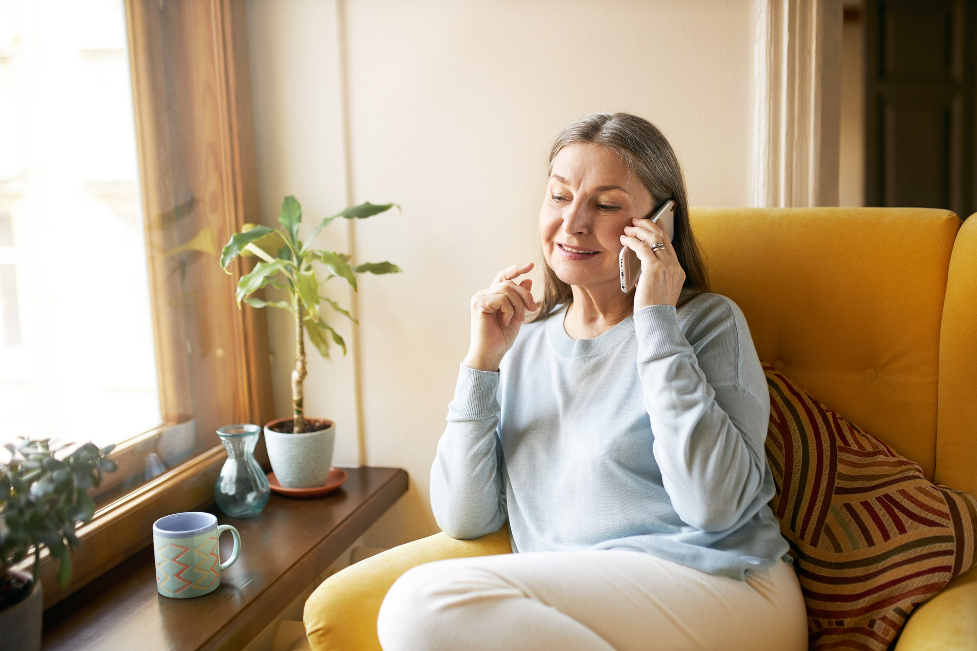 Una mujer mayor hablando por teléfono | Fuente: Freepik