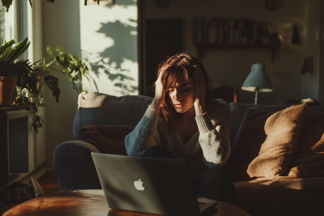 Una mujer tensa en un salón | Fuente: Midjourney