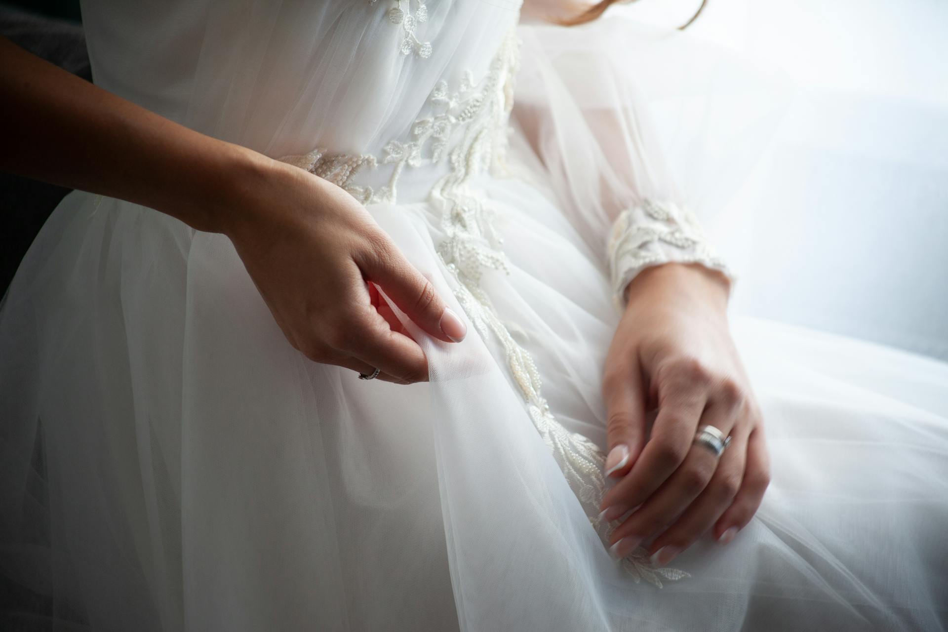 Primer plano del vestido de una novia | Fuente: Pexels