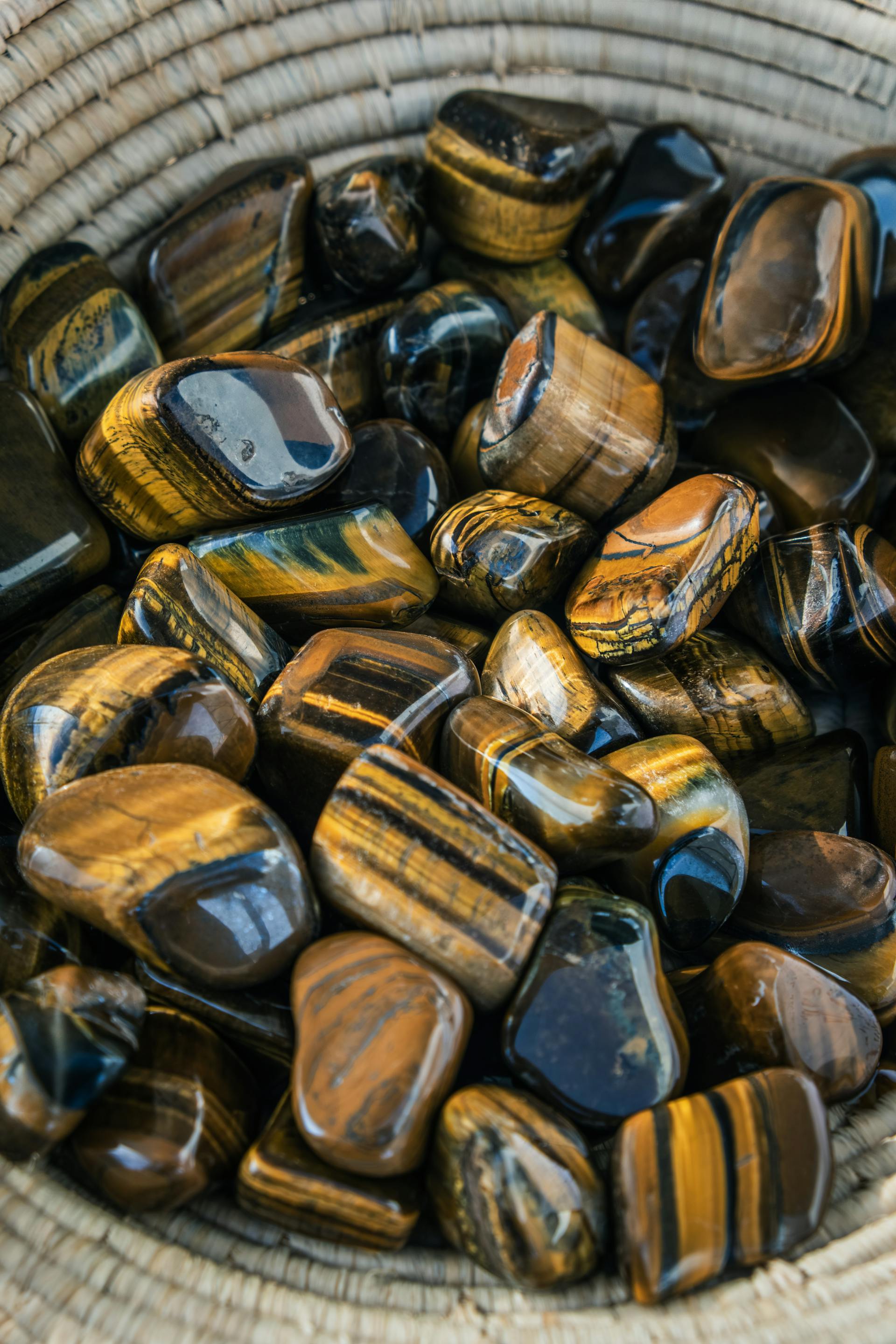 Piedras talladas de Ojo de Tigre | Fuente: Pexels