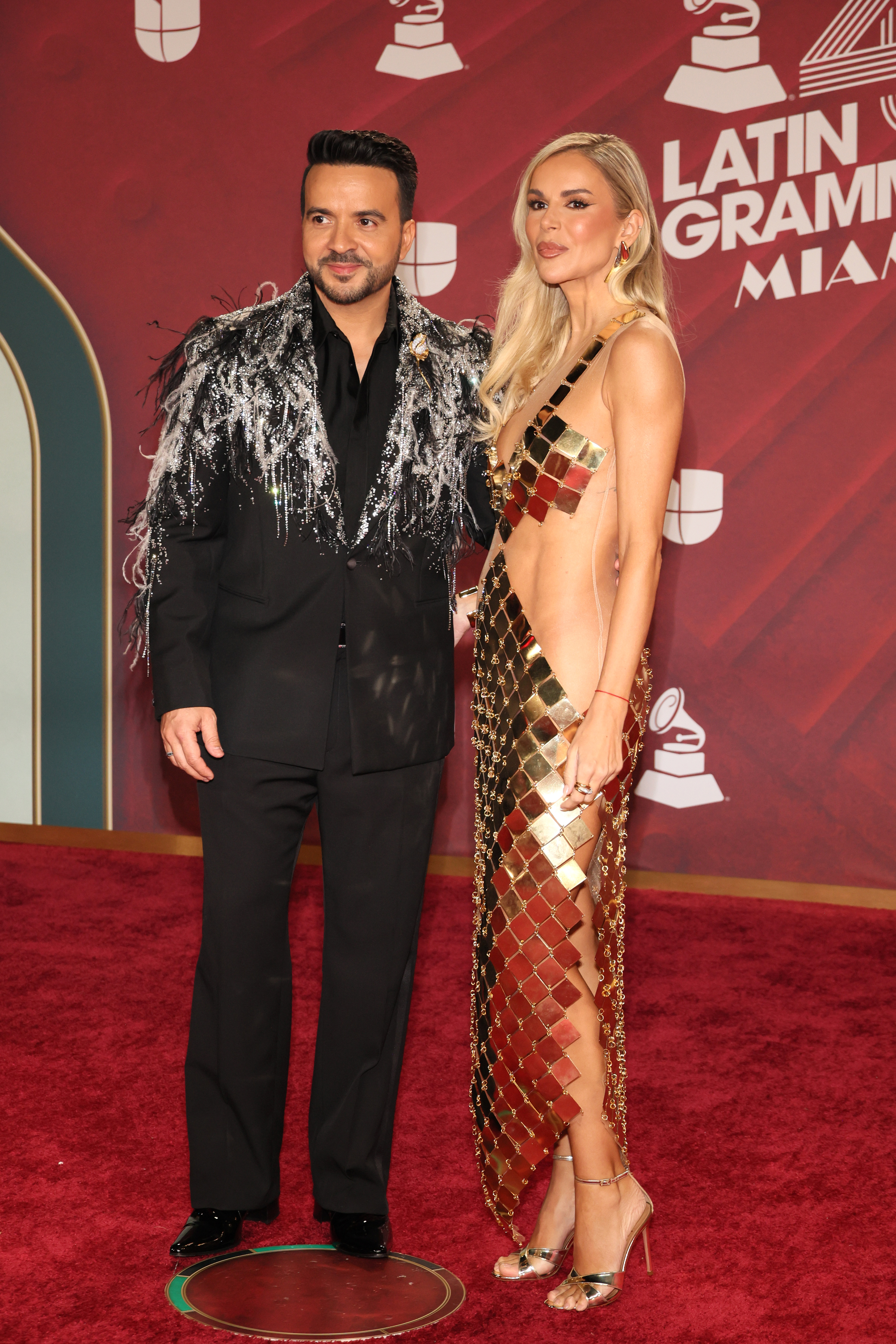 Luis Fonsi y su esposa, Águeda López, en la 25ª edición de los Premios Latin Grammy en el Kaseya Center de Miami, Florida, el 14 de noviembre de 2024. | Fuente: Getty Images