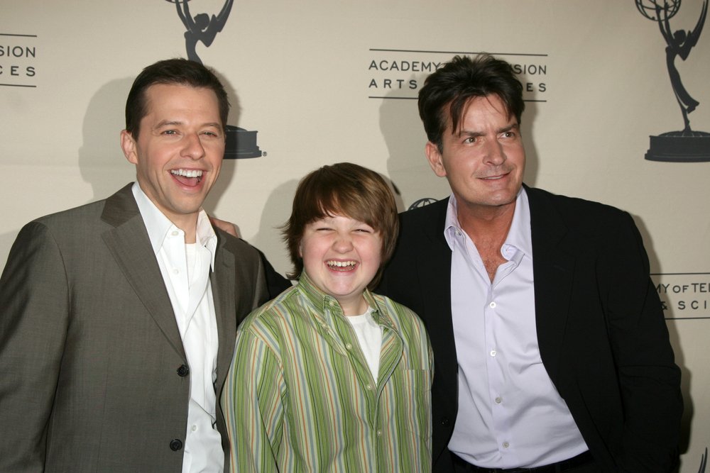 Jon Cryer, Angus T. Jones, y Charlie Sheen el 27 de febrero de 2008. | Foto: Shutterstock