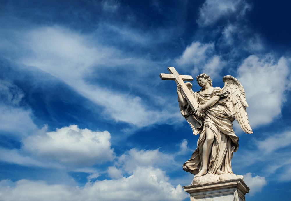Estatua de un ángel sosteniendo una cruz.| Fuente: Shutterstock