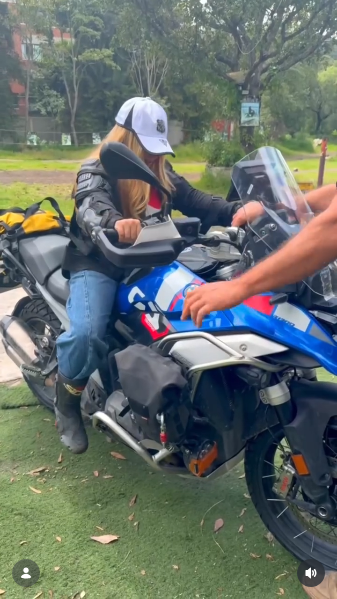Roberta Ayala posando sentada sobre una motocicleta en la zona de práctica de motocross | Fuente: Instagram/alexisayala