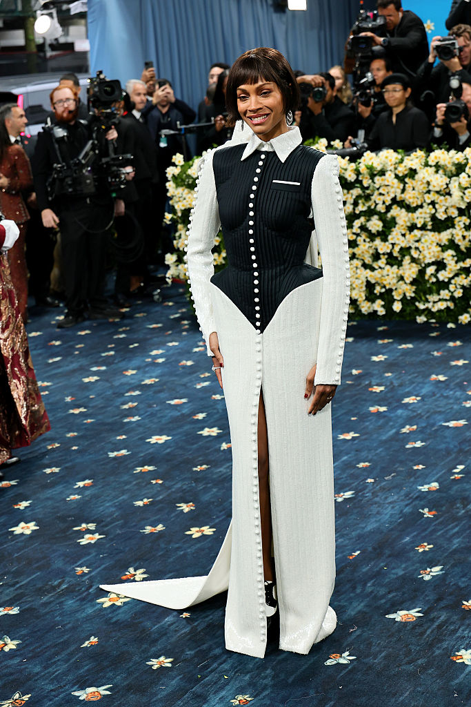 Zoe Saldaña presume de figura con un look monocromático en la Met Gala 2025 en Nueva York.
