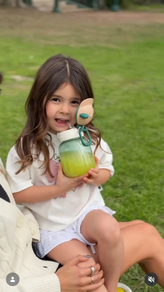 Sarah Burlando, hija de Barby Franco y Fernando Burlando, durante una producción fotográfica al aire libre | Fuente: Instagram/mediasfloydok