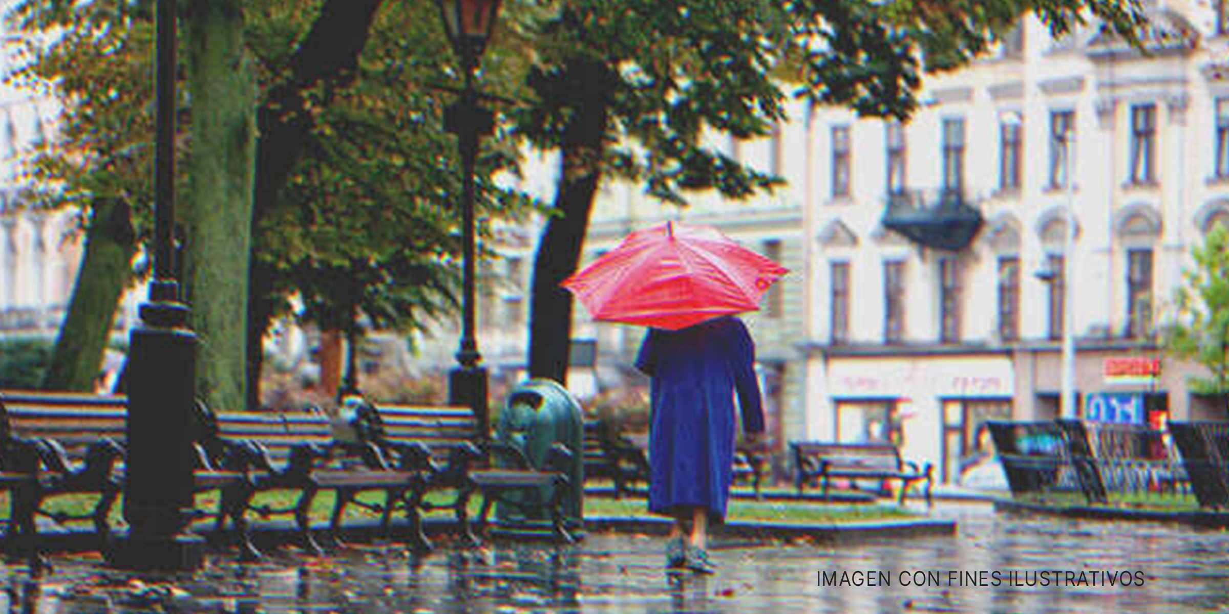 Mujer mayor caminando con una sombrilla. | Foto: Shutterstock