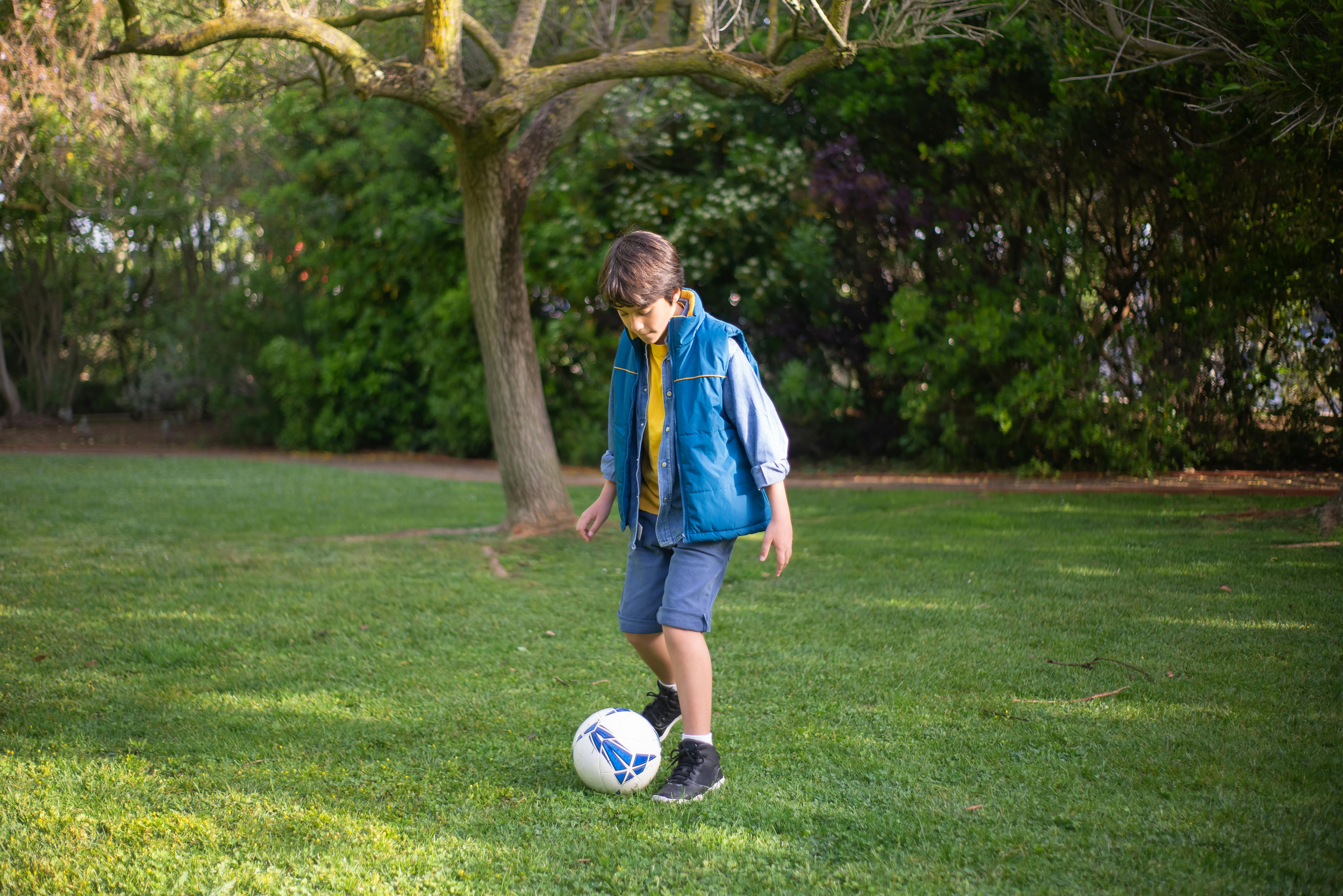 Niño juega al fútbol | Fuente: Pexels