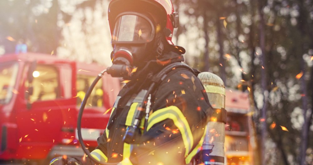 Bombero con equipo de protección intentando extinguir el fuego. | Foto: Shutterstock