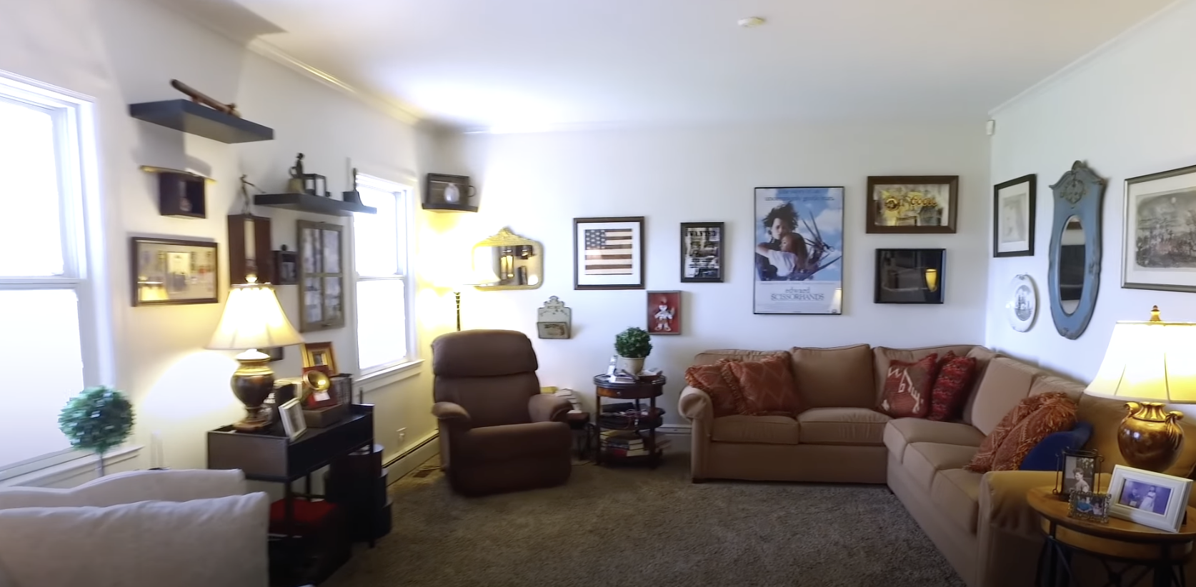 La sala de estar de la Granja Familiar de Betty Sue | Foto: Youtube.com/Halfhill Auction Group