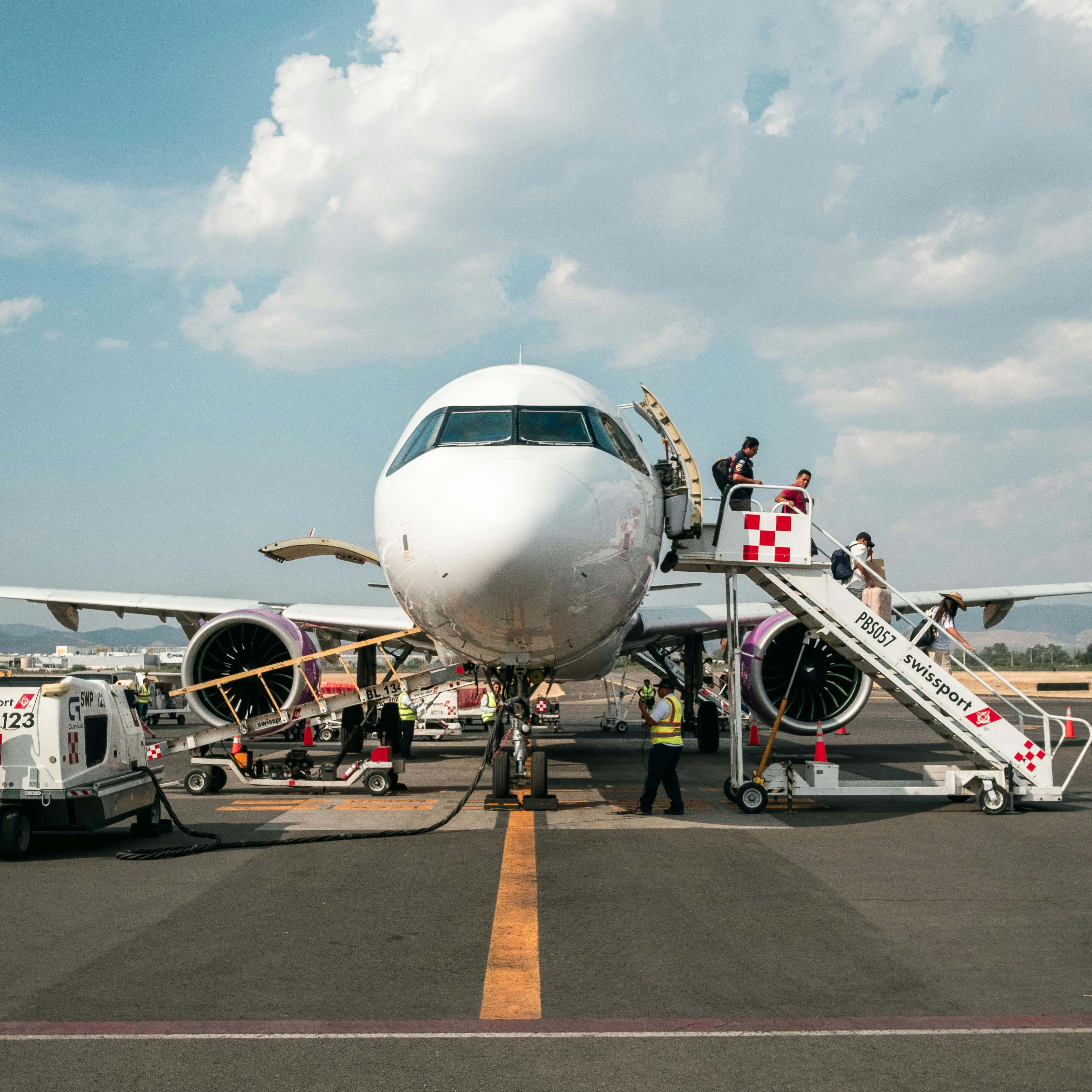 Pasajeros desembarcando de un avión | Fuente: Pexels