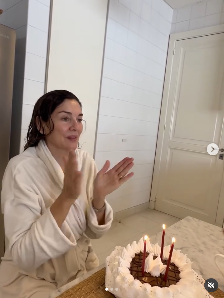 Andrea Frigerio celebrando su cumpleaños desde su cocina junto a su familia | Fuente: Instagram/ andreafrigeriook