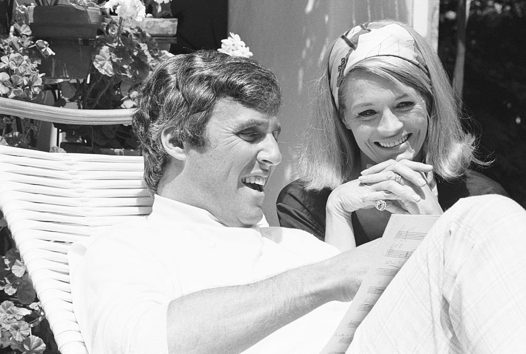 Burt Bacharach y Angie Dickinson revisando algunas canciones de Burt en el patio de su casa en Los Ángeles, California, en 1960. | Foto: Getty Images