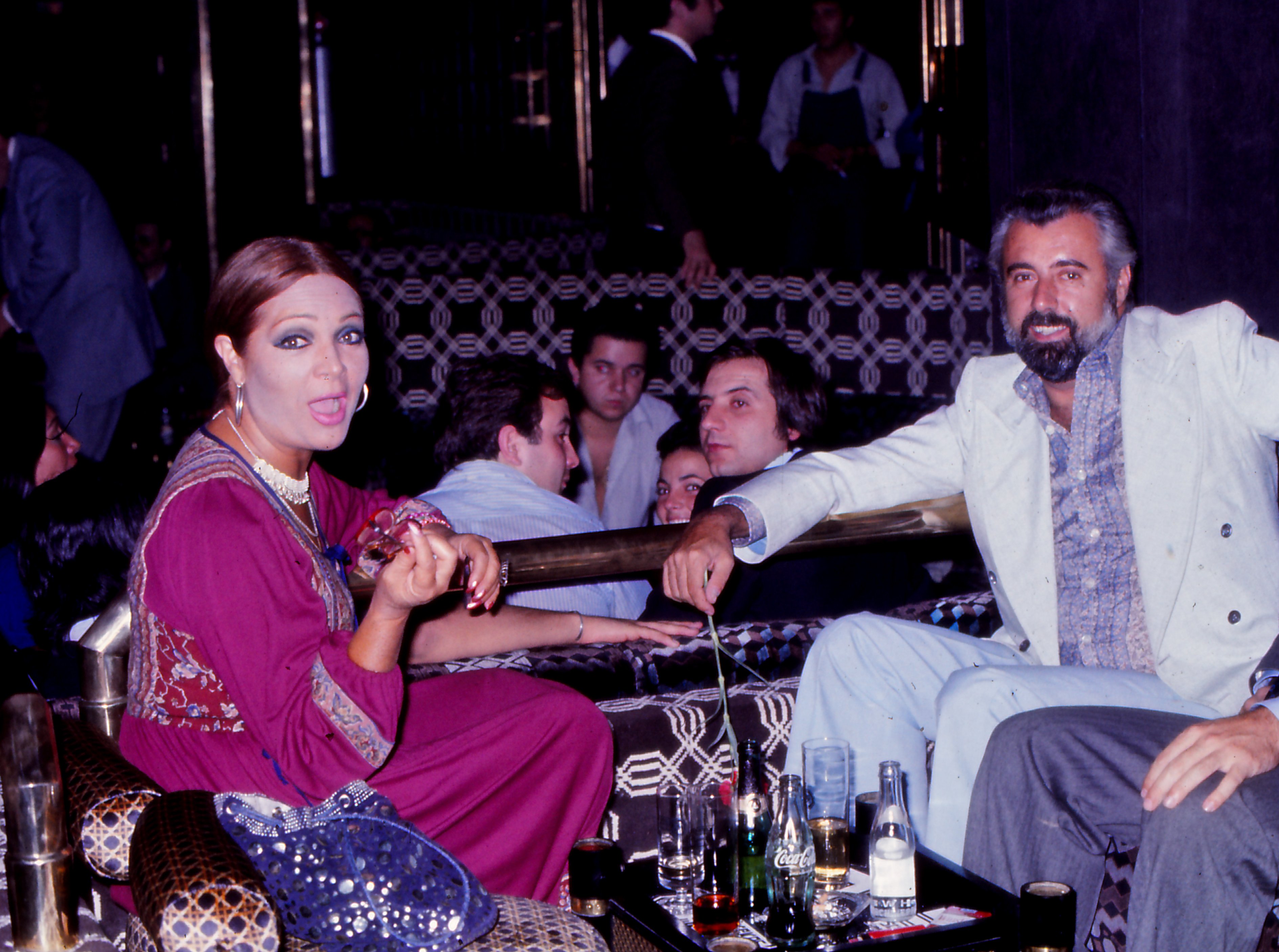 Sara Montiel y su tercer marido, Pepe Tous, en un cabaret de Castilla La Mancha en 1976. | Foto: Getty Images