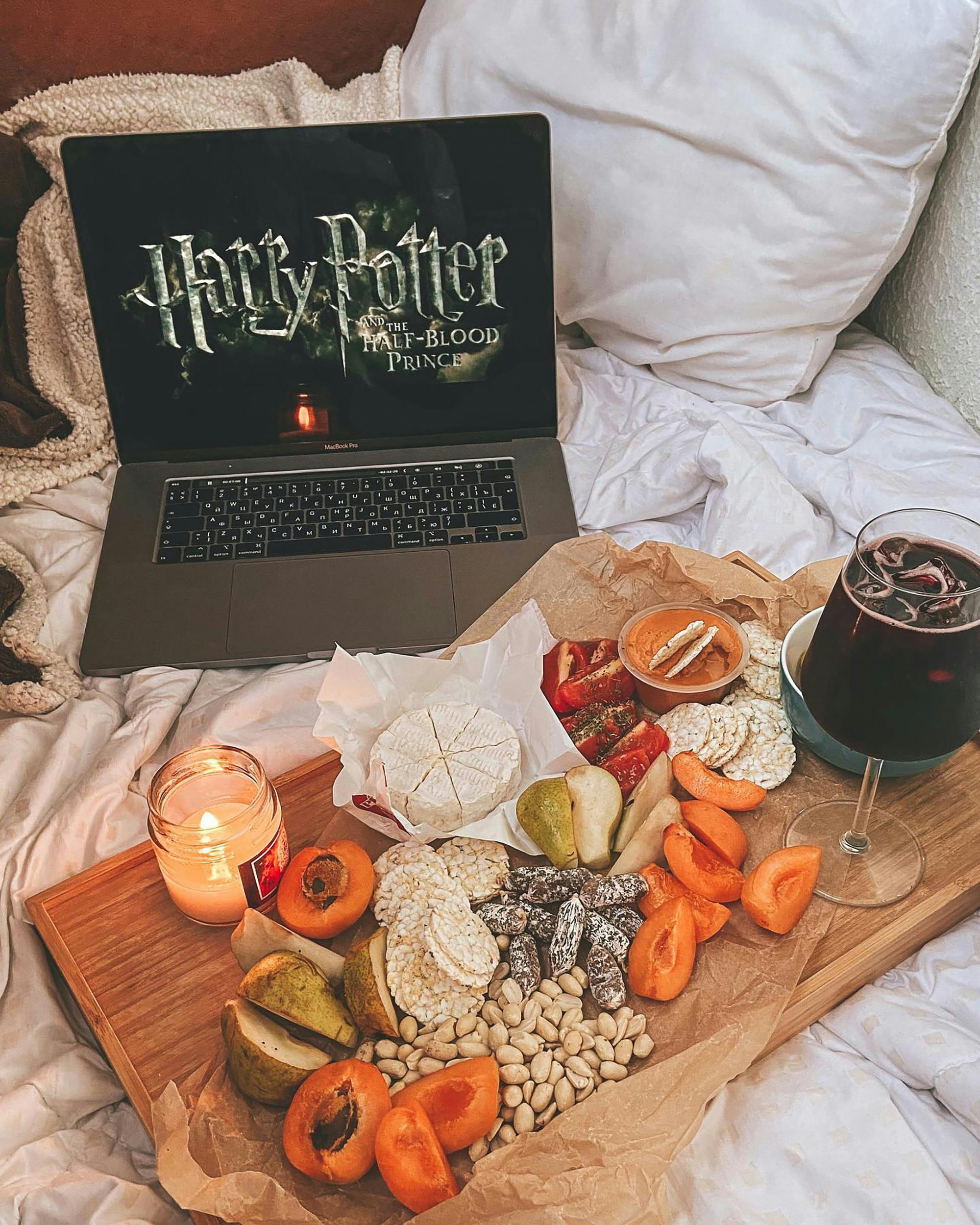 Comida y bebida preparadas para ver una película de Harry Potter | Fuente: Pexels