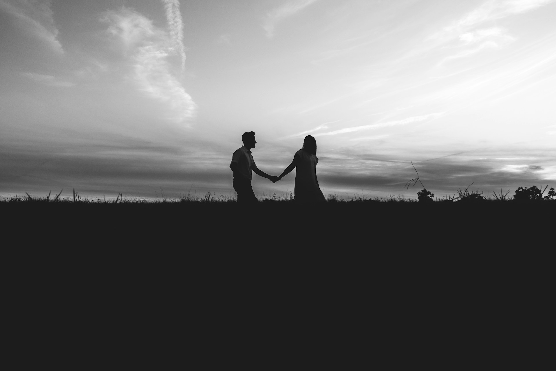 Toma monocroma de una pareja caminando juntos | Fuente: Unsplash