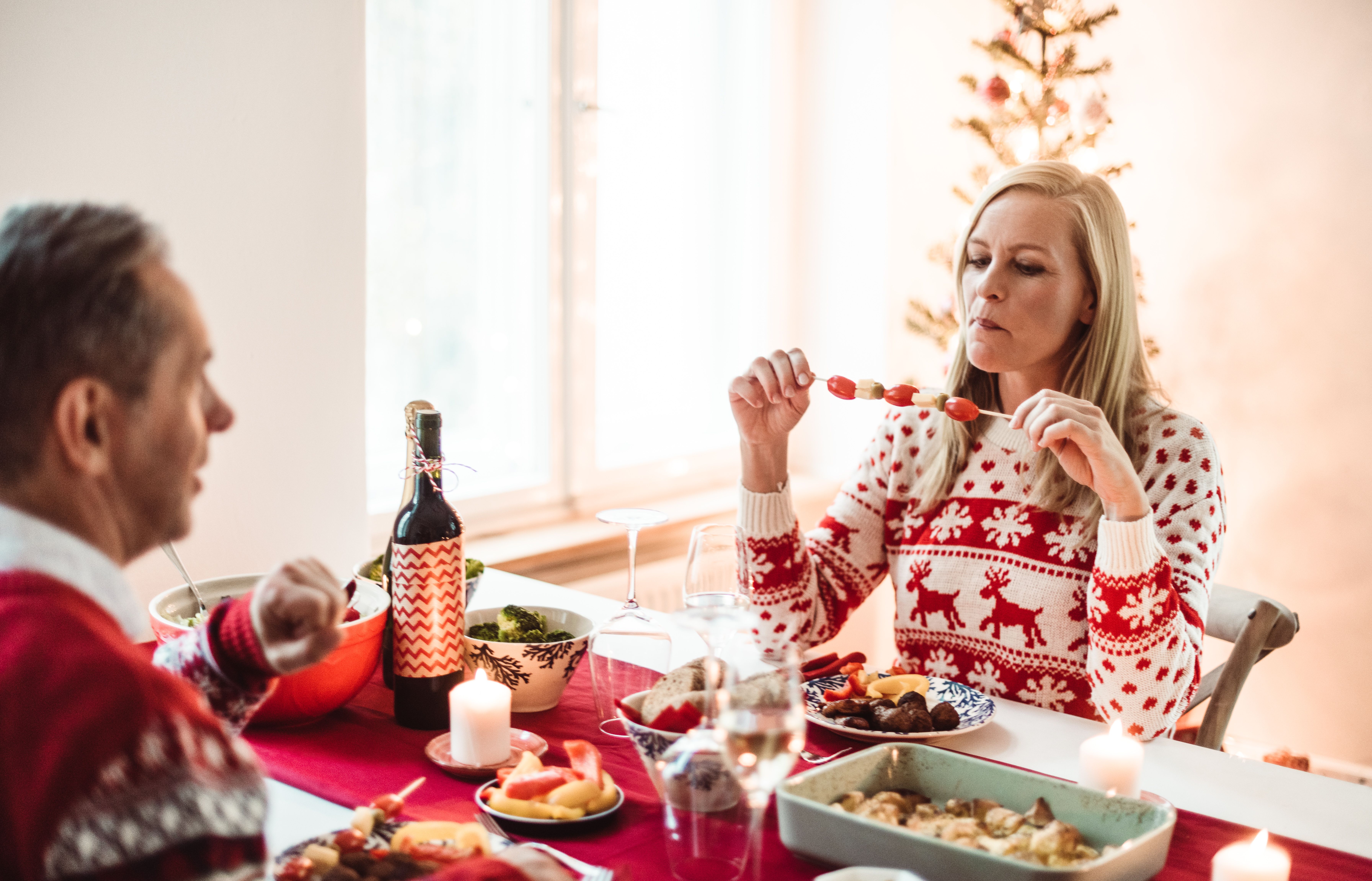 Una mujer en la mesa en Navidad. | Foto: Getty Images