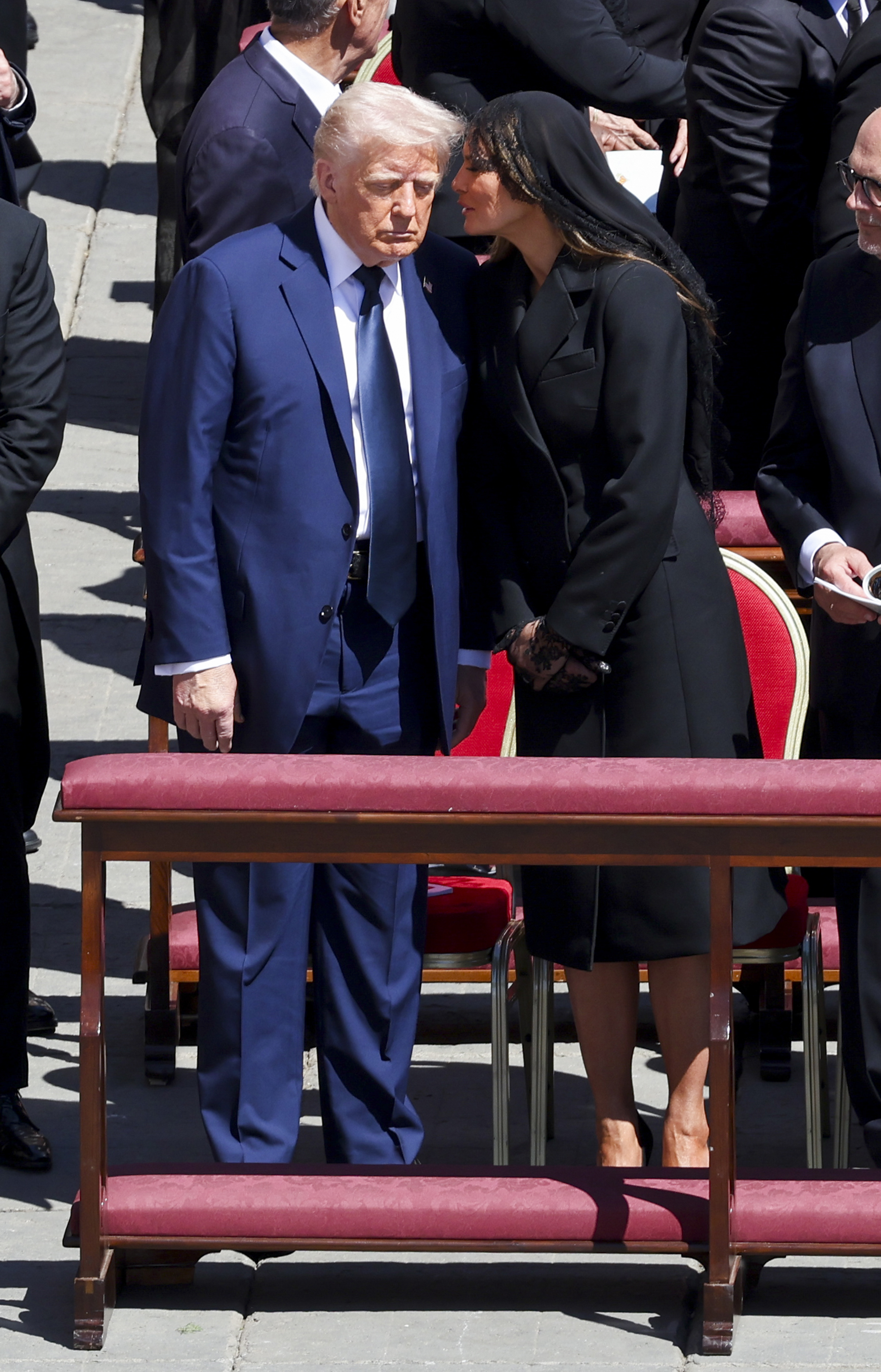 Melania Trump susurra al presidente Donald Trump en el funeral del papa Francisco | Fuente: Getty Images