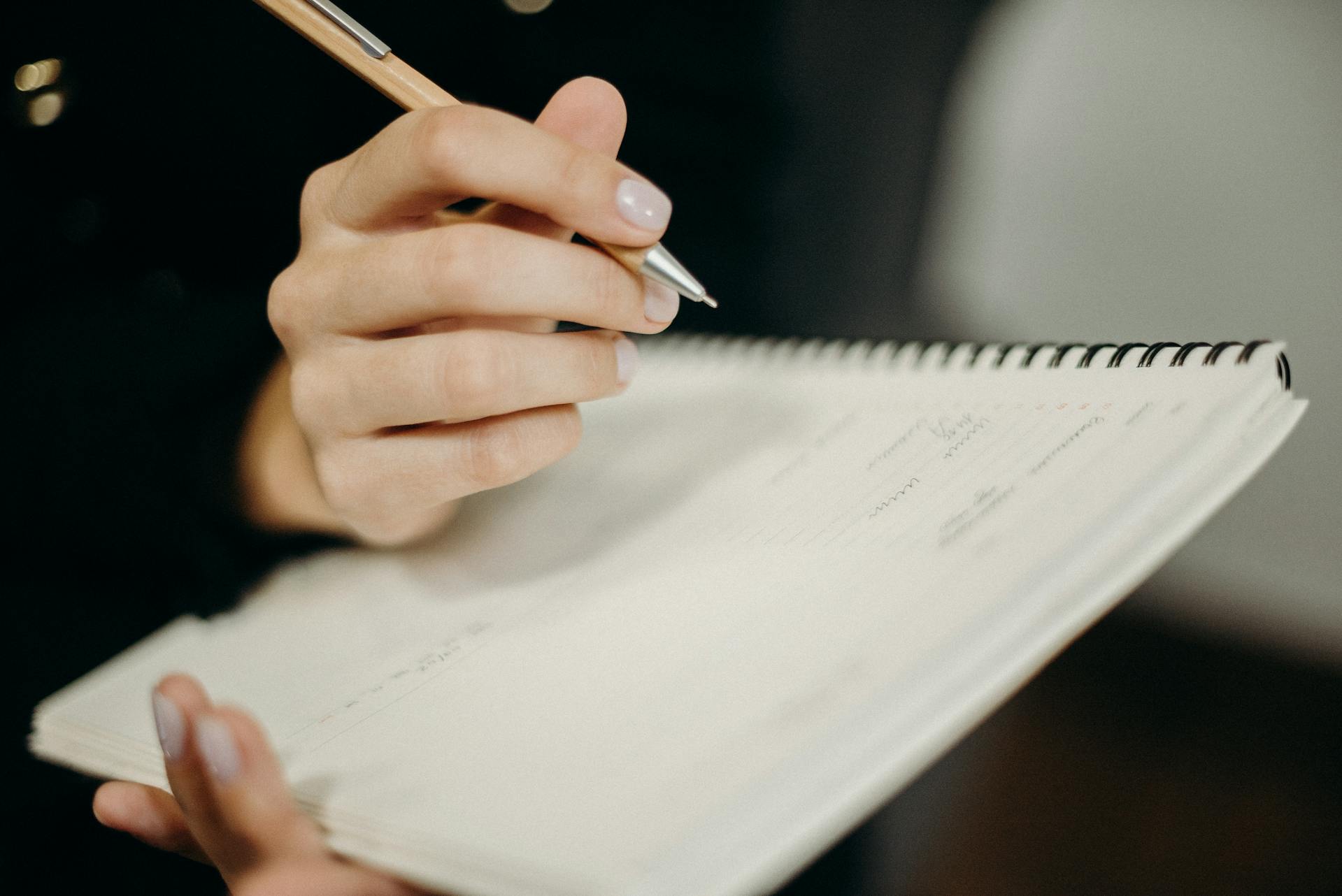 Una mujer escribiendo en un cuaderno | Fuente: Pexels