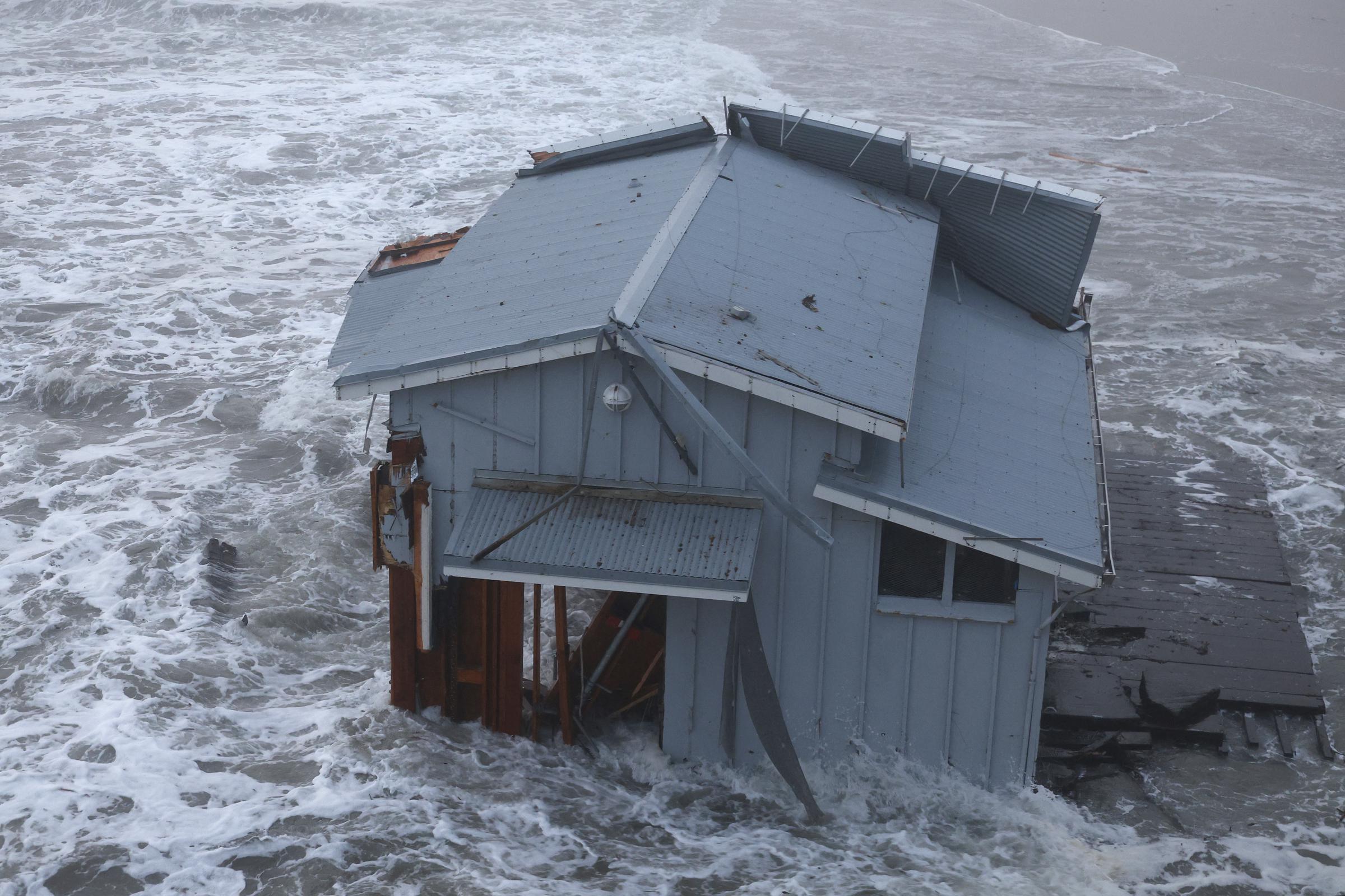 El muelle derrumbado del embarcadero de Santa Cruz en Santa Cruz, California, el 23 de diciembre de 2024 | Fuente: Getty Images