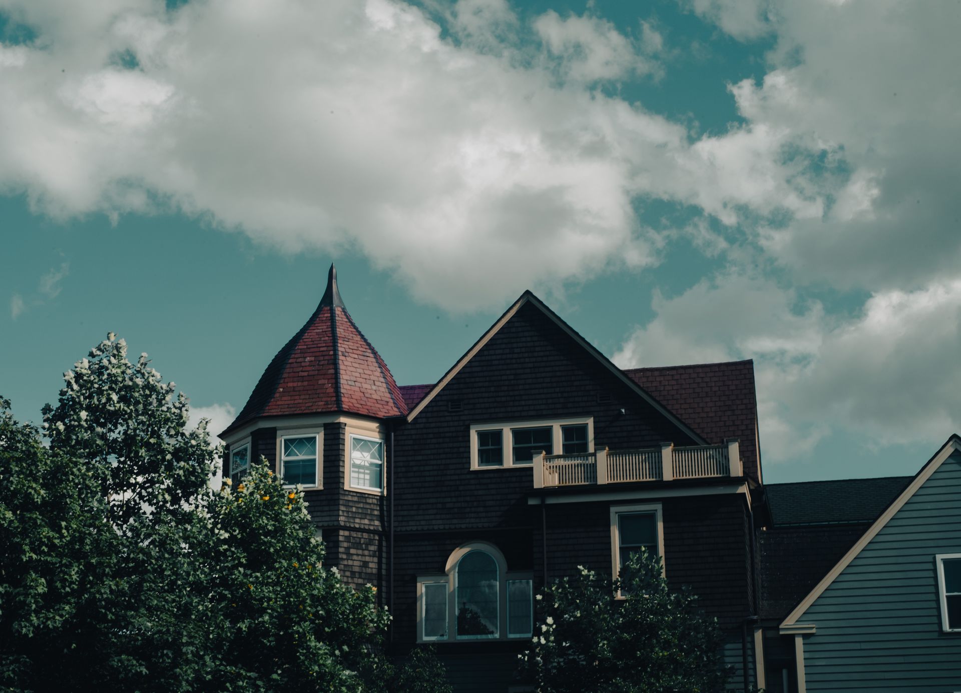 Una casa con torreta de estilo victoriano | Fuente: Pexels