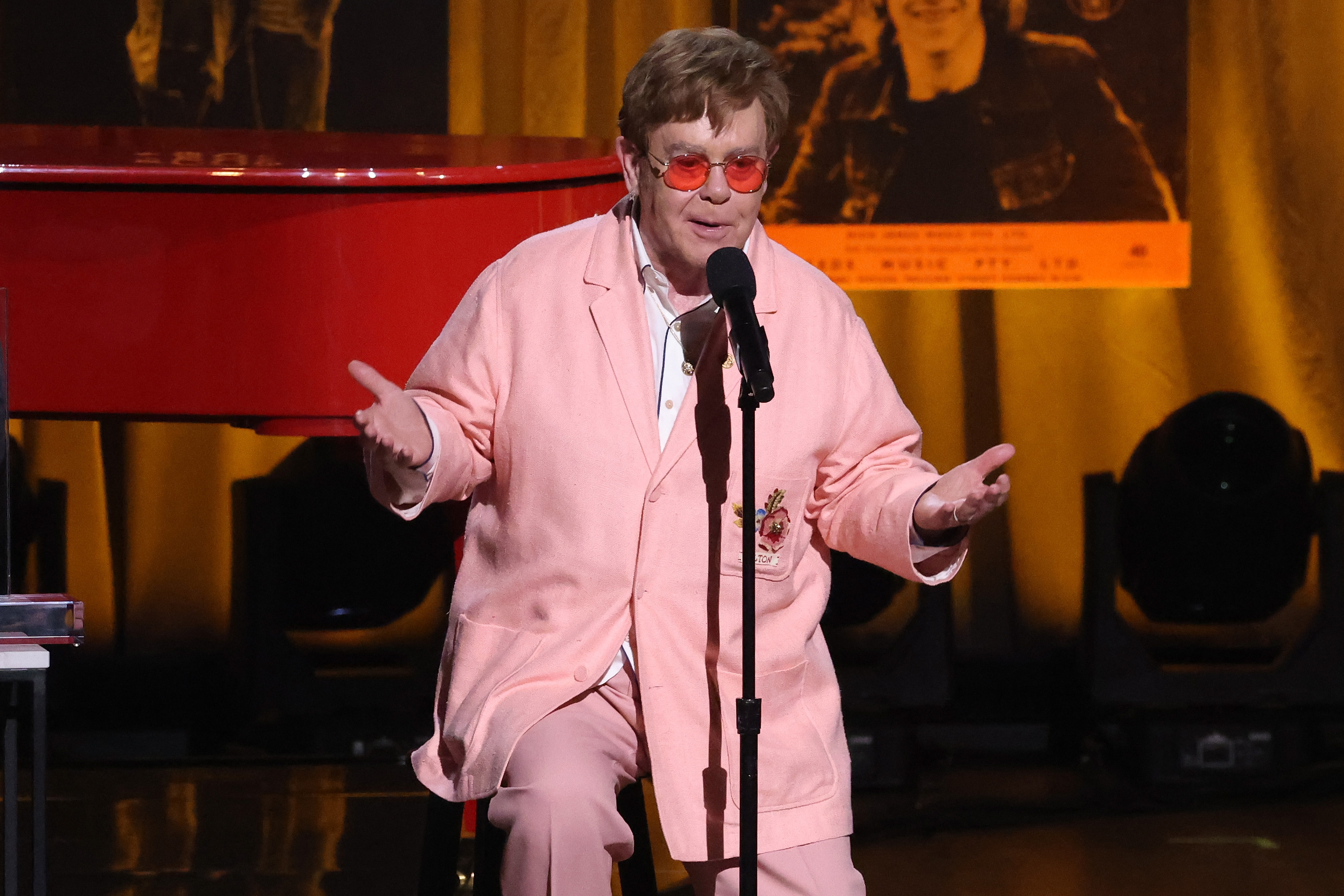 Elton John acepta el Premio Gershwin 2024 a la Canción Popular de la Biblioteca del Congreso en Washington, DC, el 20 de marzo de 2024 | Fuente: Getty Images