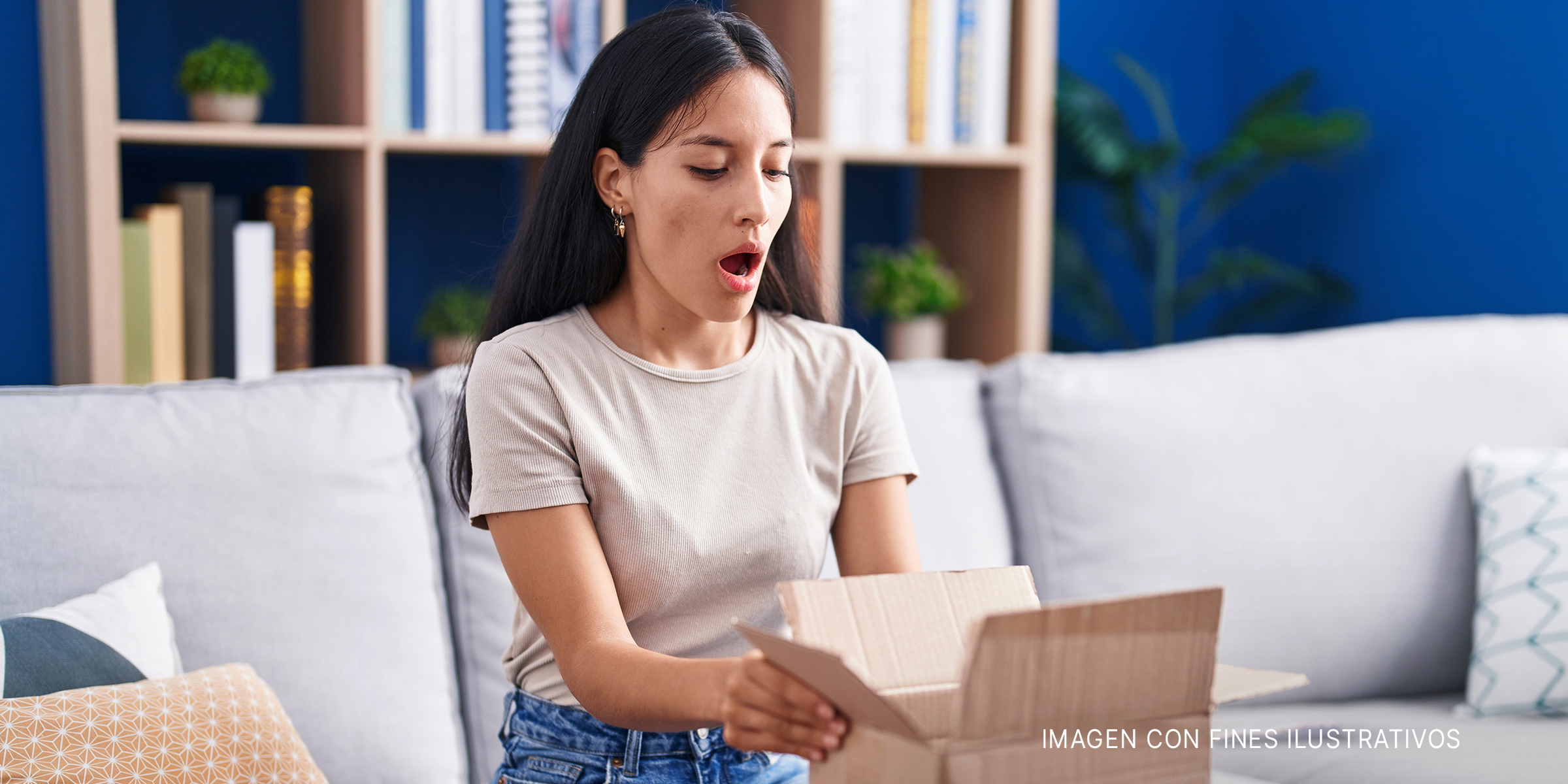 Mujer sorprendida abriendo una caja | Foto: Shutterstock