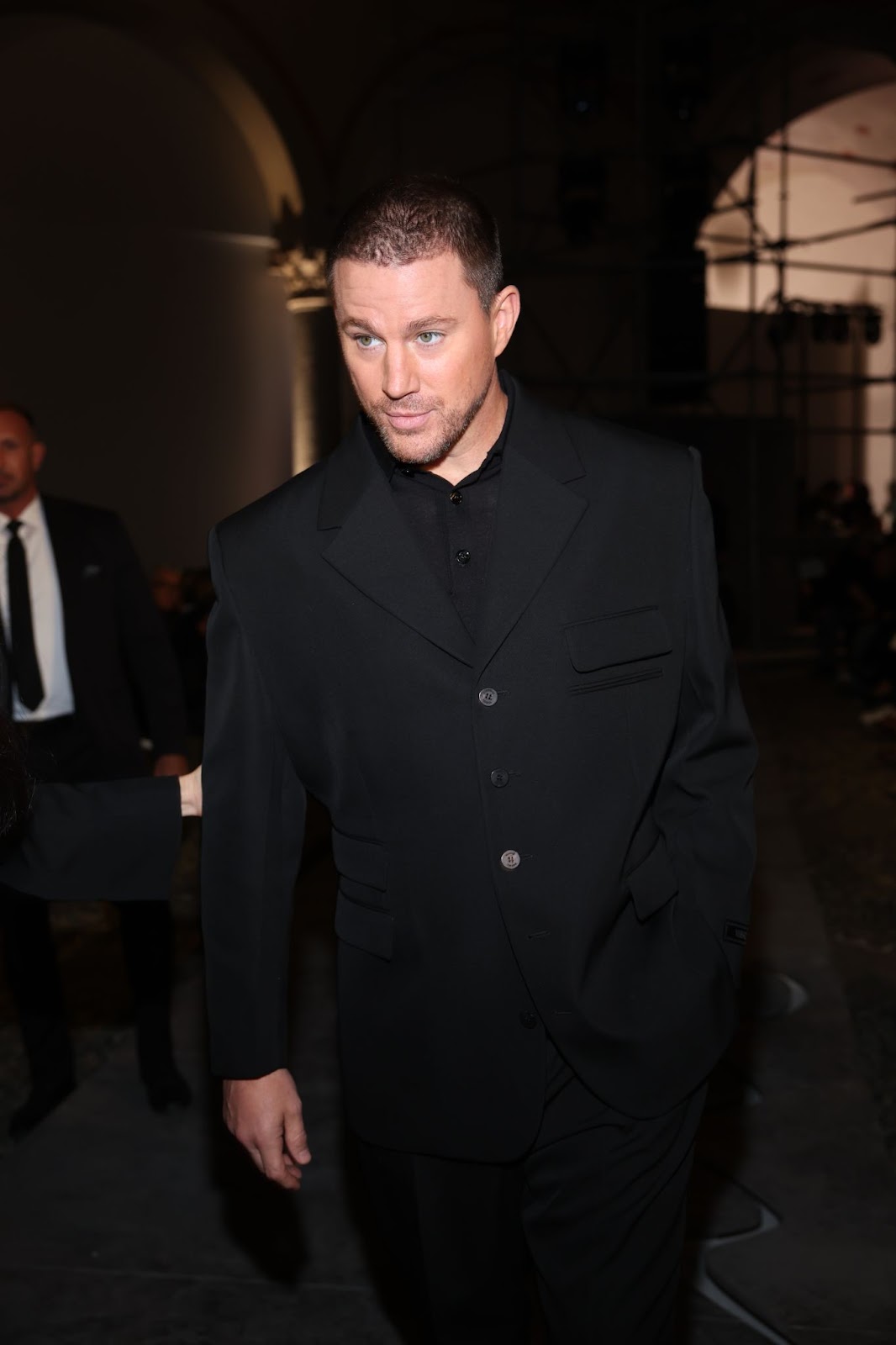 Channing Tatum en el desfile de Versace durante el Milan Womenswear Primavera/Verano 2025 el 20 de septiembre de 2024, en Italia | Fuente: Getty Images