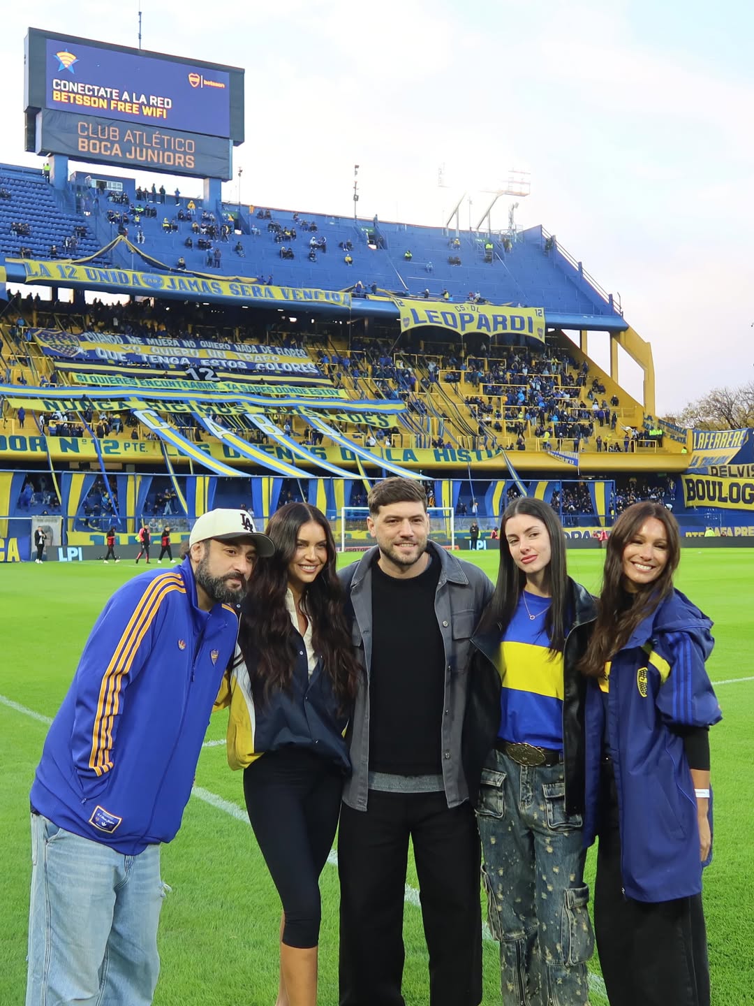 (Isq. a der.) Roberto Galati, Zaira Nara, Nicolás Luaces, Daniela Iker y Pampita posan para las cámaras en la Bombonera. | Fuente: Instagram/zaira.nara