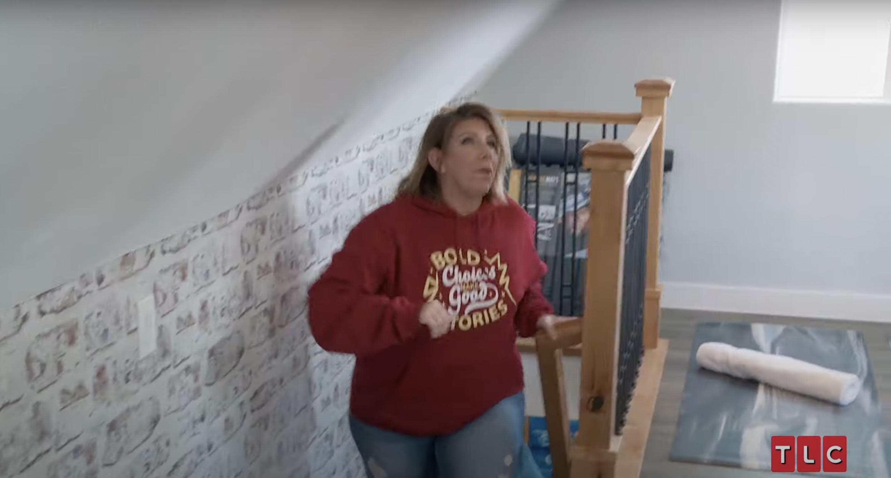 Meri Brown subiendo las escaleras de su casa en "Sister Wives" | Fuente: YouTube/TLC