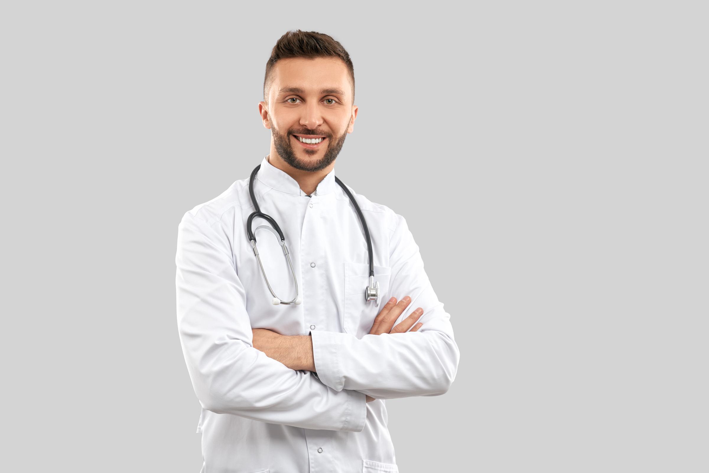 Un médico sonriente | Fuente: Freepik