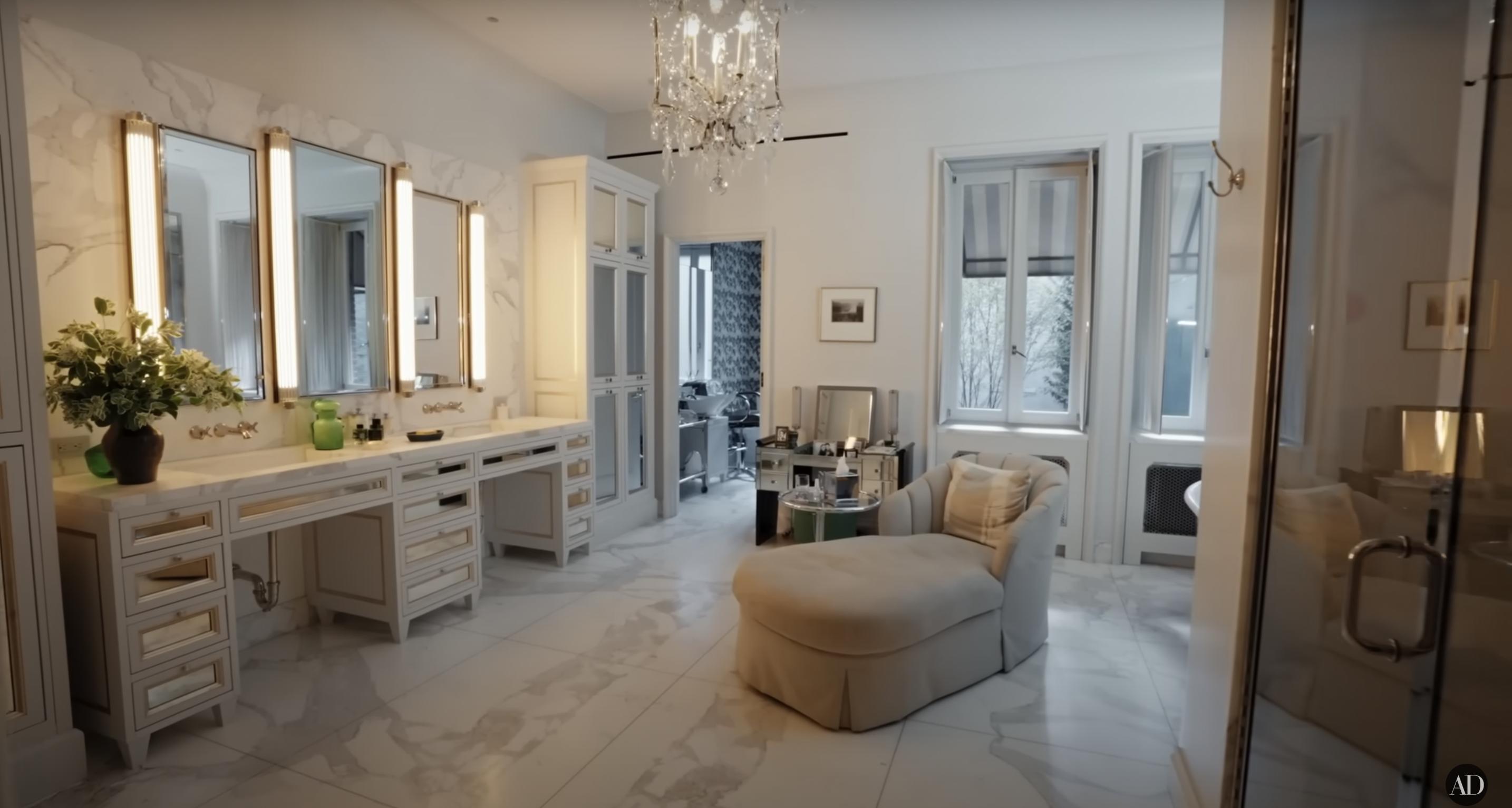 El cuarto de baño de Kelly Ripa y Mark Consuelos en su casa de Nueva York, fechado el 10 de diciembre de 2024 | Fuente: YouTube/@Archdigest