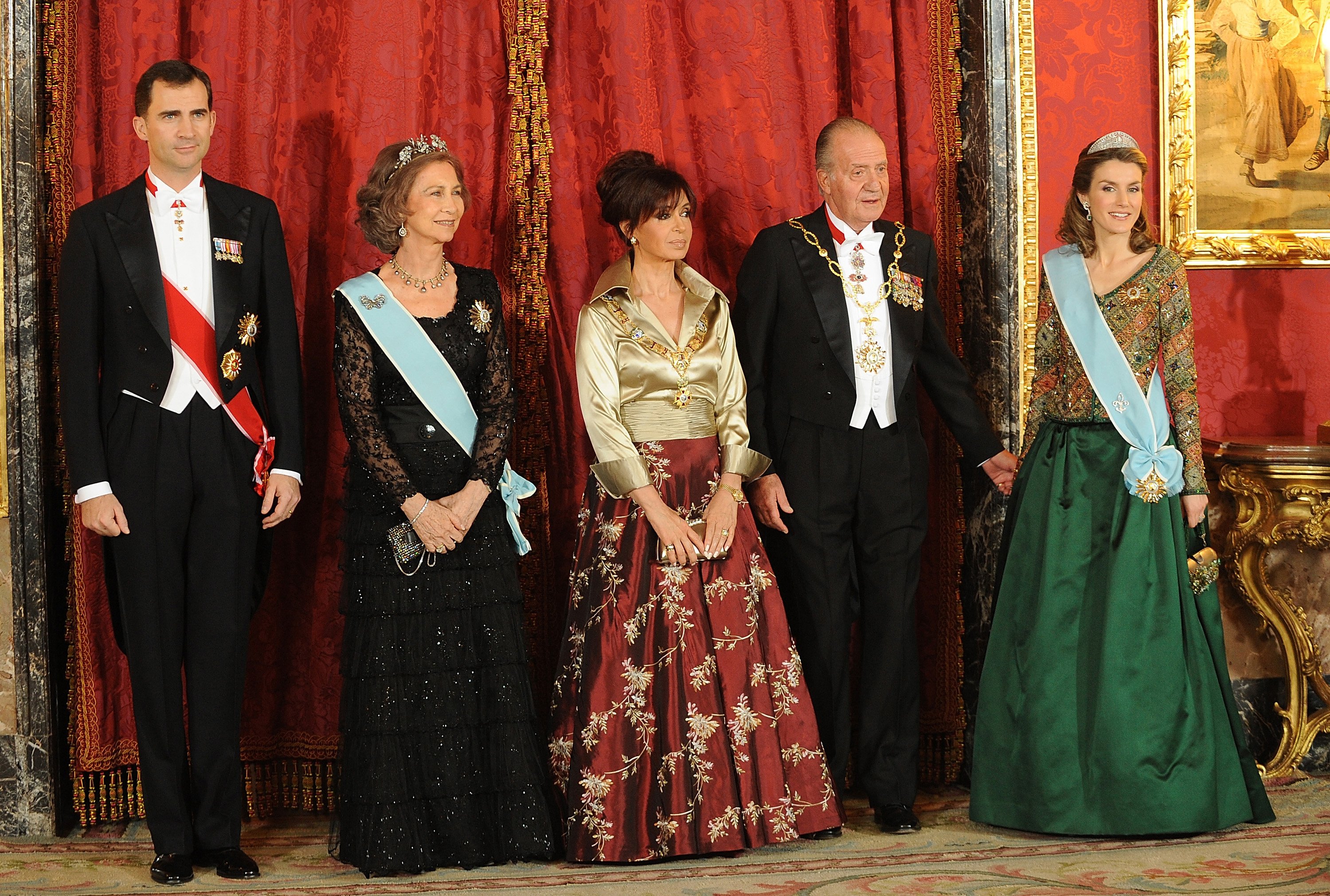 Felipe de España, Sofía de España, Cristina Fernández de Kirchner, Juan Carlos de España y Letizia de España  el 9 de febrero de 2009 en Madrid. | Foto: Getty Images