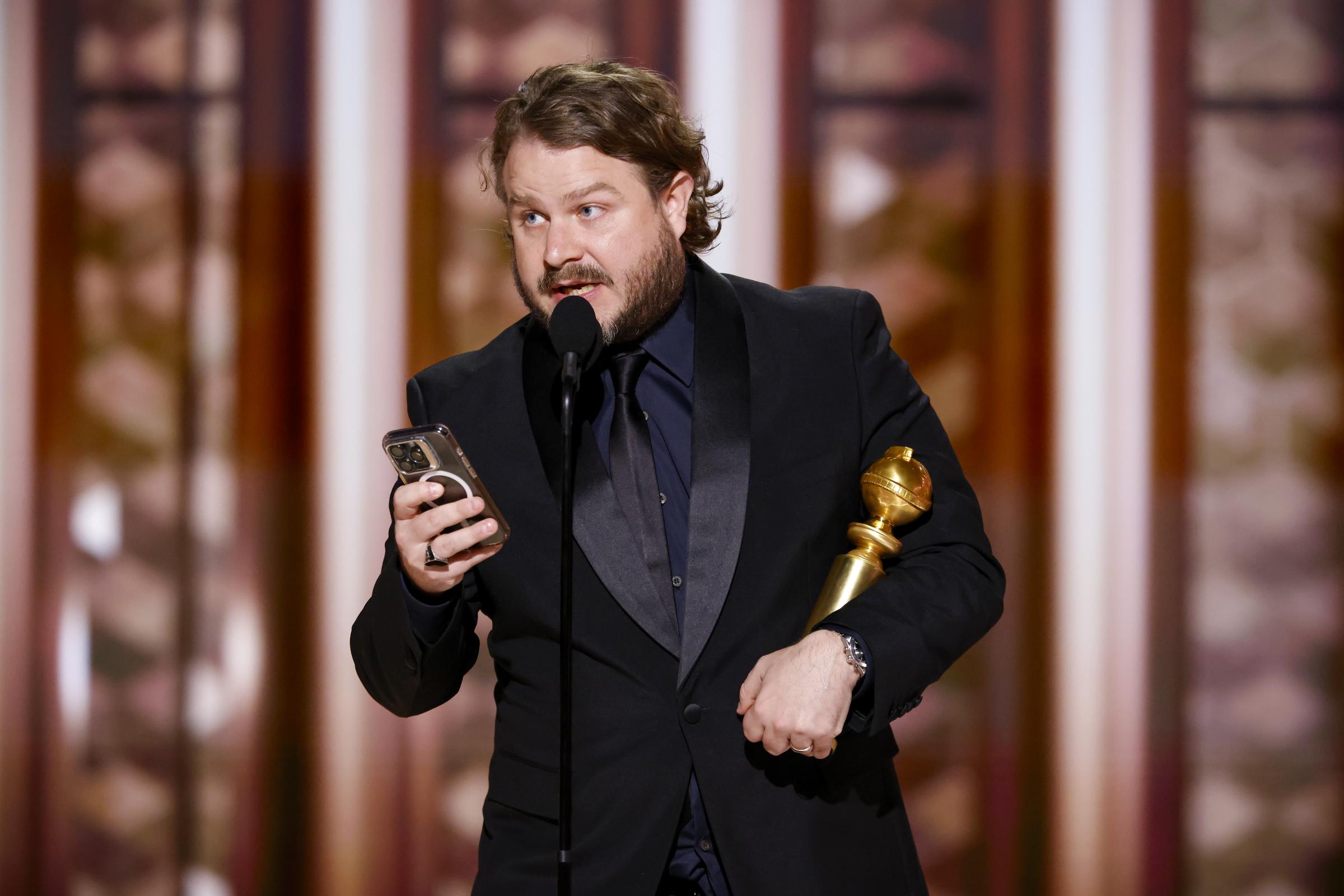 Brady Corbet acepta el premio a Mejor Director por "The Brutalist" en la 82.ª edición de los Golden Globe el 5 de enero de 2025 | Fuente: Getty Images