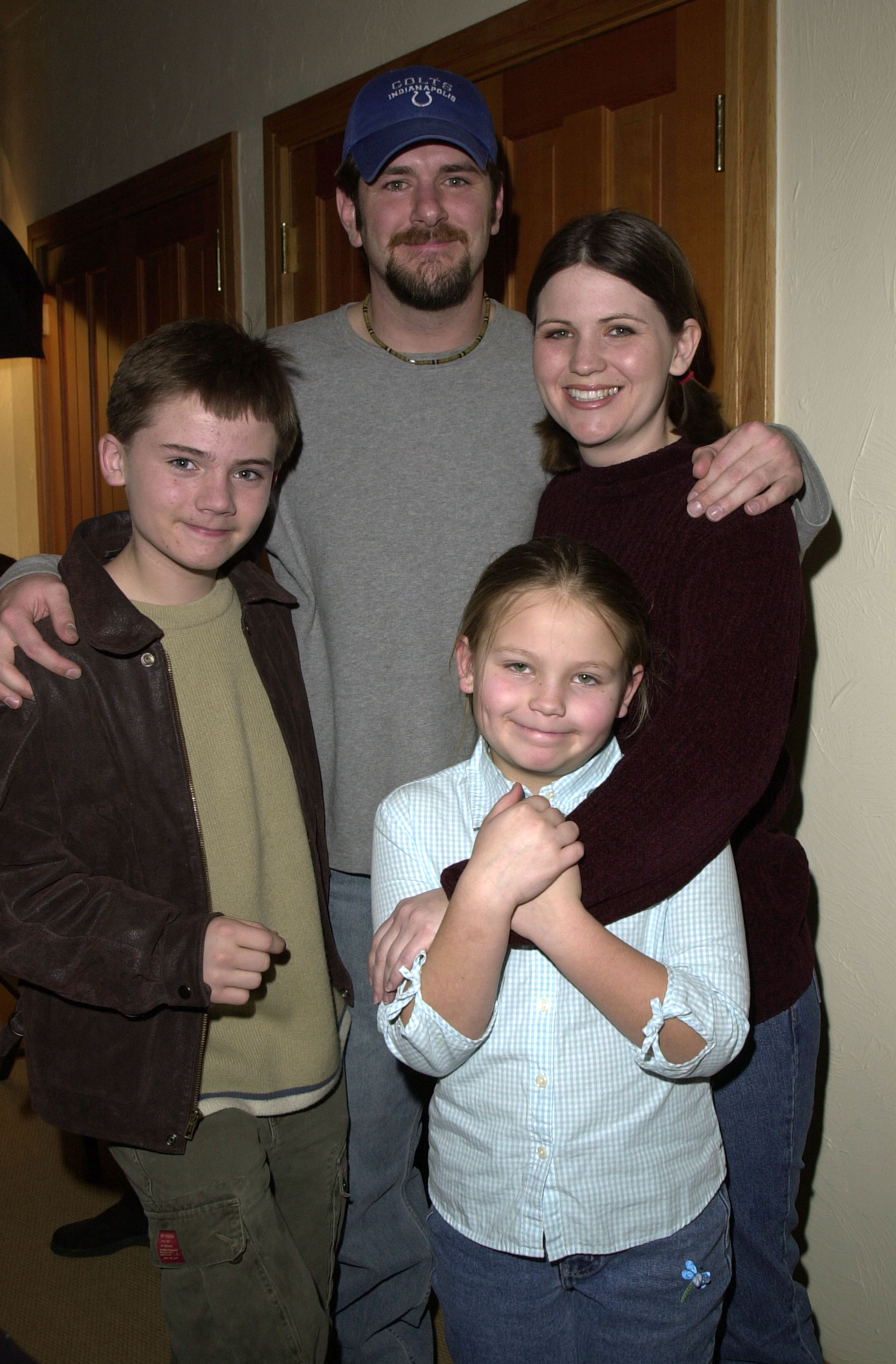 Jake Lloyd, Josh Broadbent, Madison Lloyd y Lisa Lloyd durante Sundance 2001 en Park City, Utah, Estados Unidos. | Foto: Getty Images