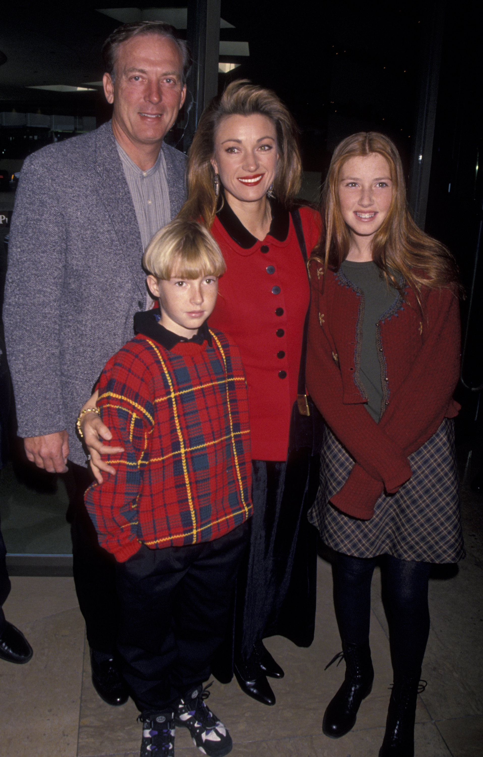 James Keach y Jane Seymour con sus hijos en la subasta silenciosa benéfica Christmas Tree Lane, el 10 de diciembre de 1994, en Beverly Hills, California. | Fuente: Getty Images