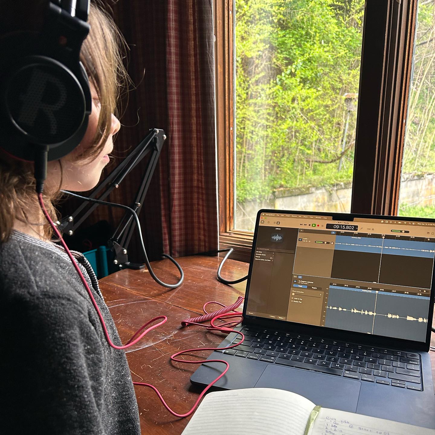 Felix trabajando en su podcast de un post fechado el 2 de octubre de 2024 | Fuente: Facebook/brianapy