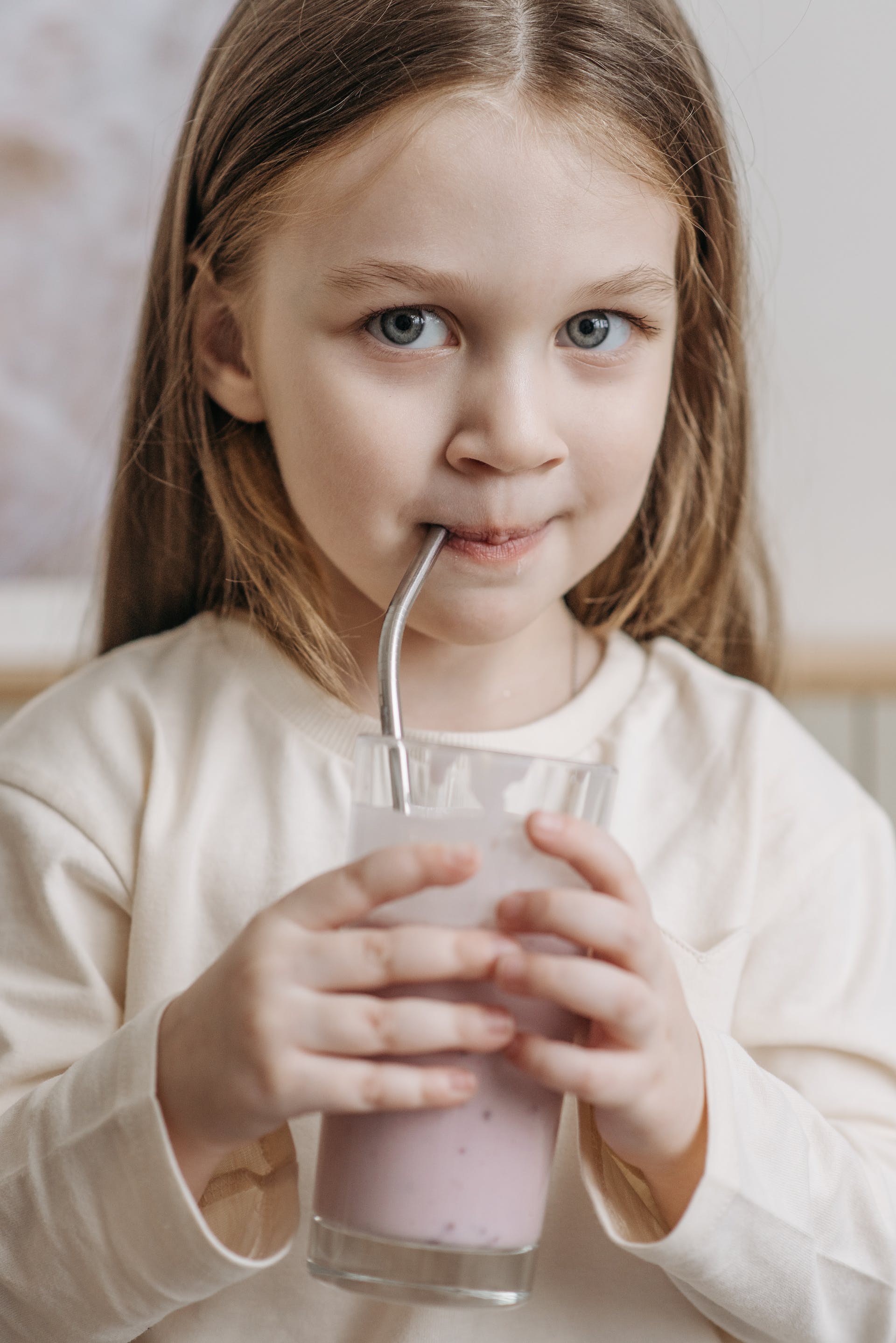 Una chica bebiendo batido | Fuente: Pexels