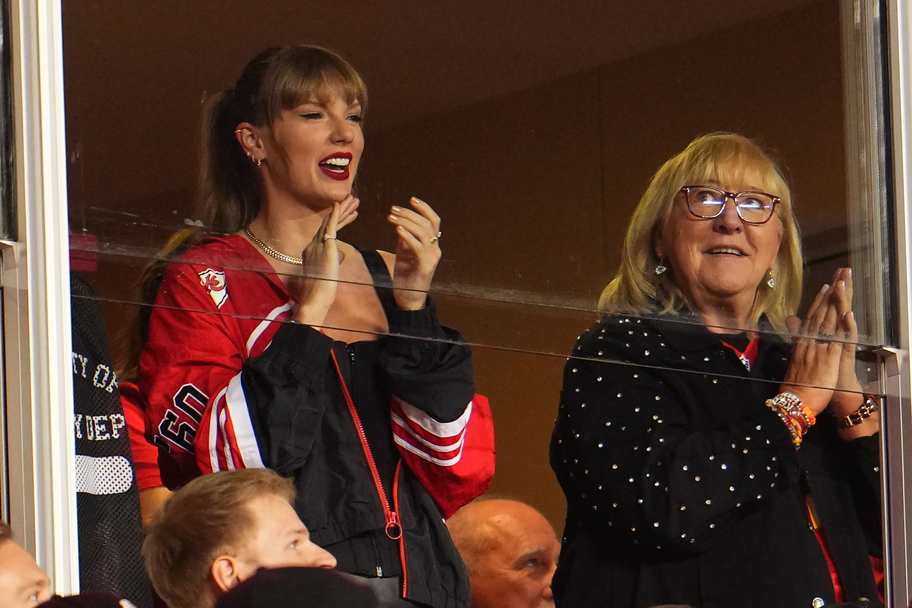 Taylor Swift y Donna Kelce ven el partido de los Kansas City Chiefs contra los Denver Broncos en el GEHA Field del estadio Arrowhead el 12 de octubre de 2023, en Kansas City, Missouri. | Fuente: Getty Images