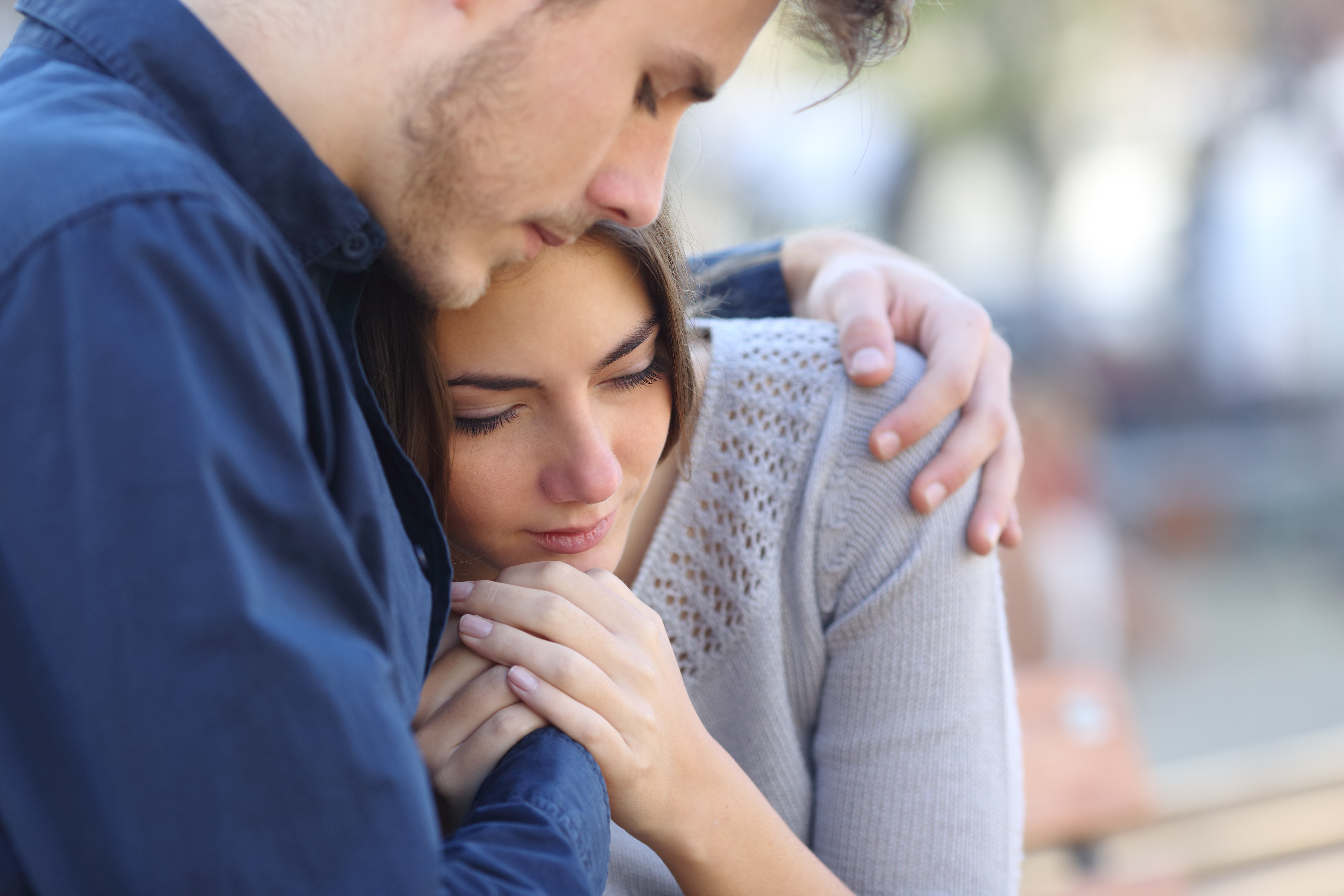 Un hombre consuela a su triste y enlutada esposa. | Foto: Shutterstock