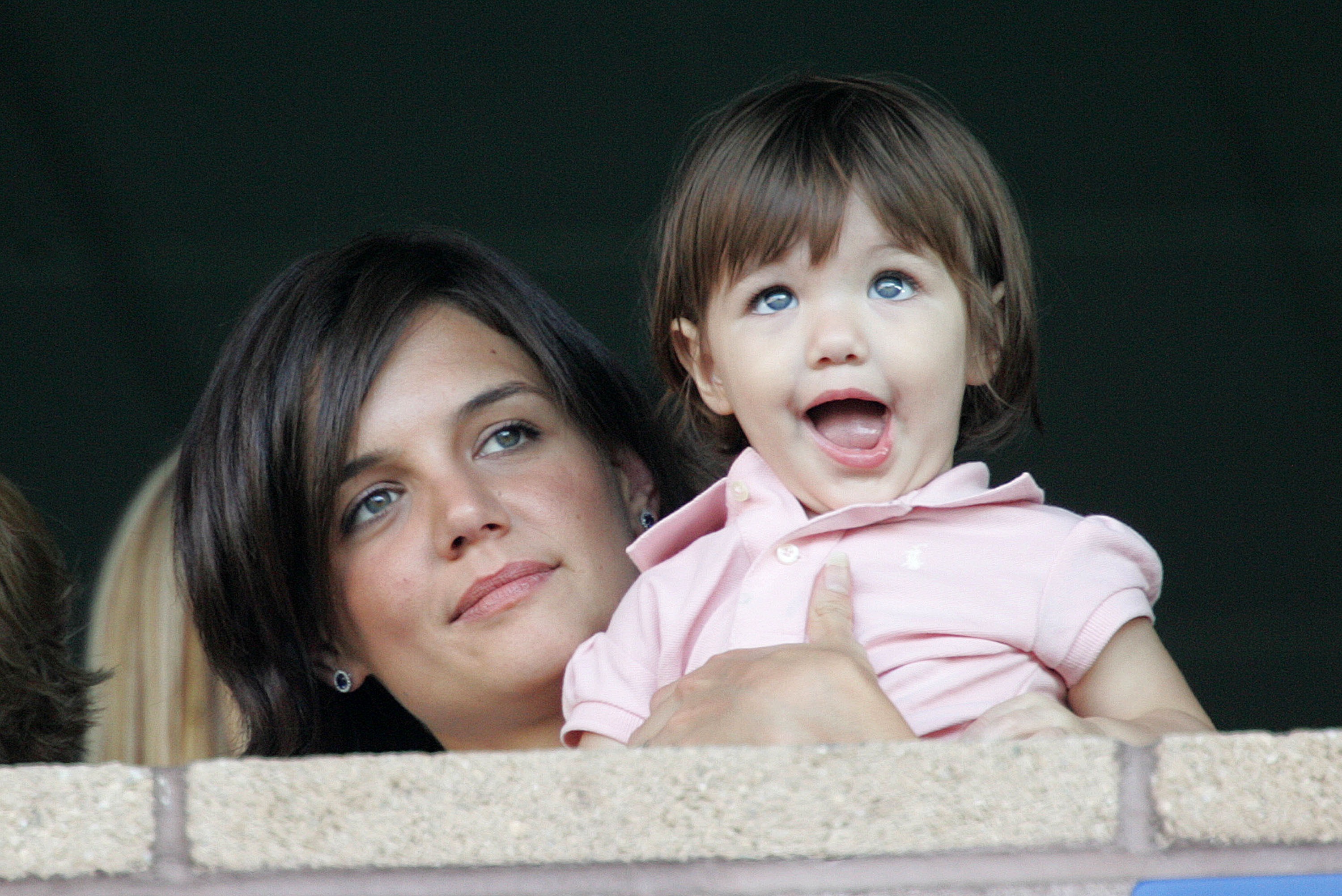 Katie Holmes y su hija Suri Cruise ven el partido de fútbol LA Galaxy vs. Chelsea FC en California el 22 de julio de 2007 | Fuente: Getty Images