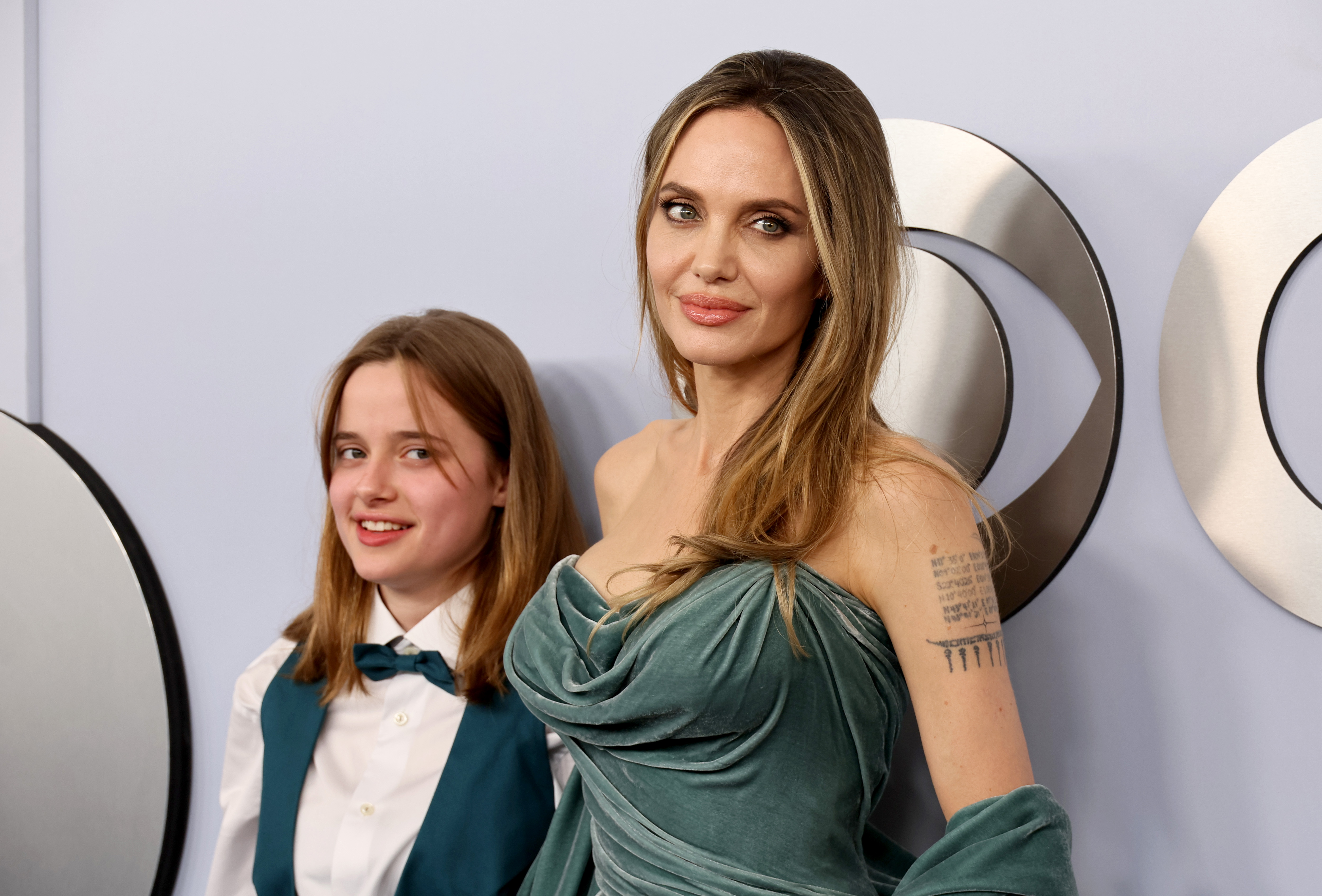 Angelina Jolie y su hija Vivienne Jolie-Pitt llegan a la 77ª edición de los Premios Tony en el Lincoln Center de Nueva York el 16 de junio de 2024 | Fuente: Getty mages