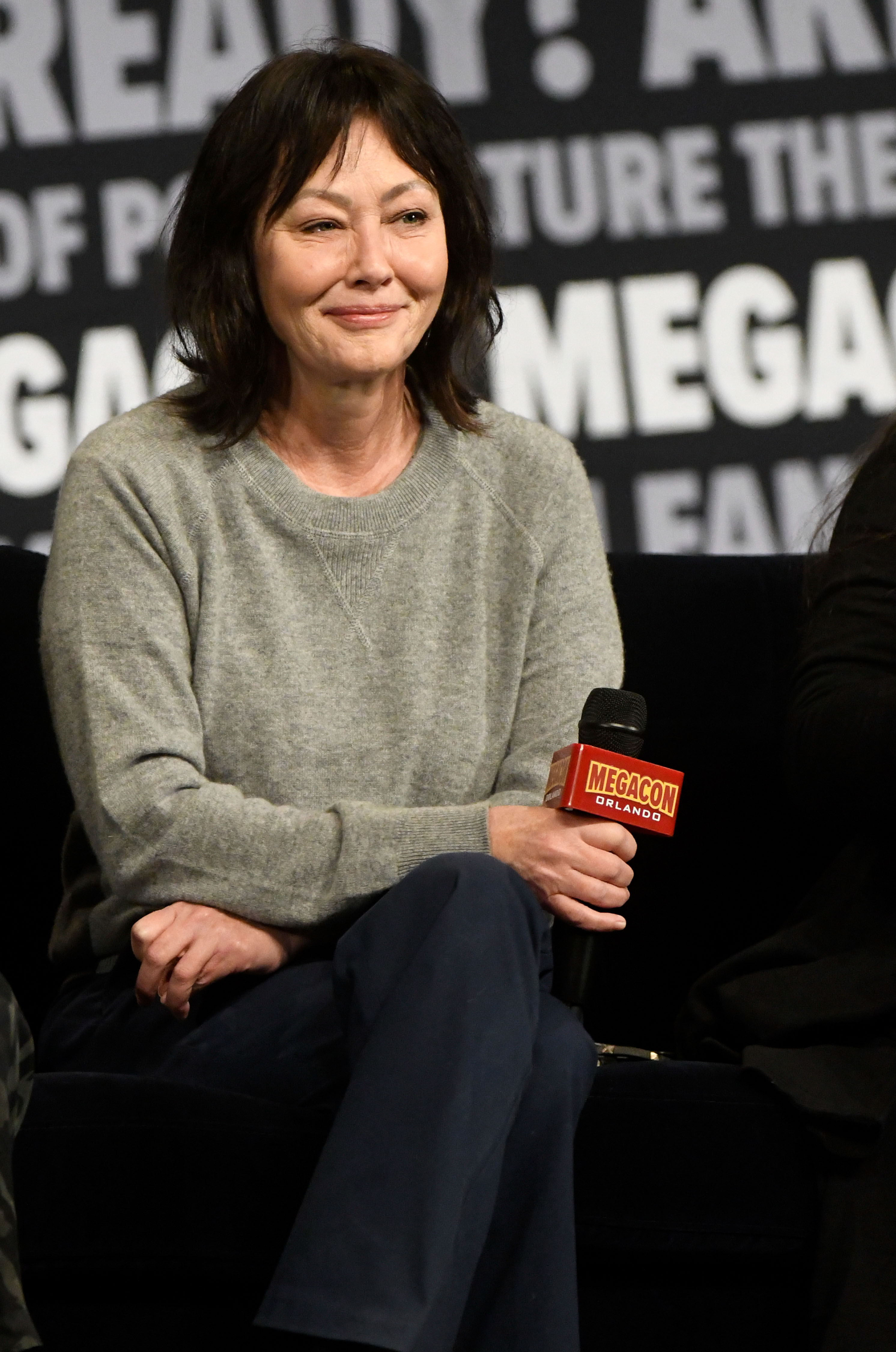 Shannen Doherty habla durante una sesión de preguntas y respuestas en la MegaCon Orlando en Orlando, Florida, el 4 de febrero de 2024. | Fuente: Getty Images