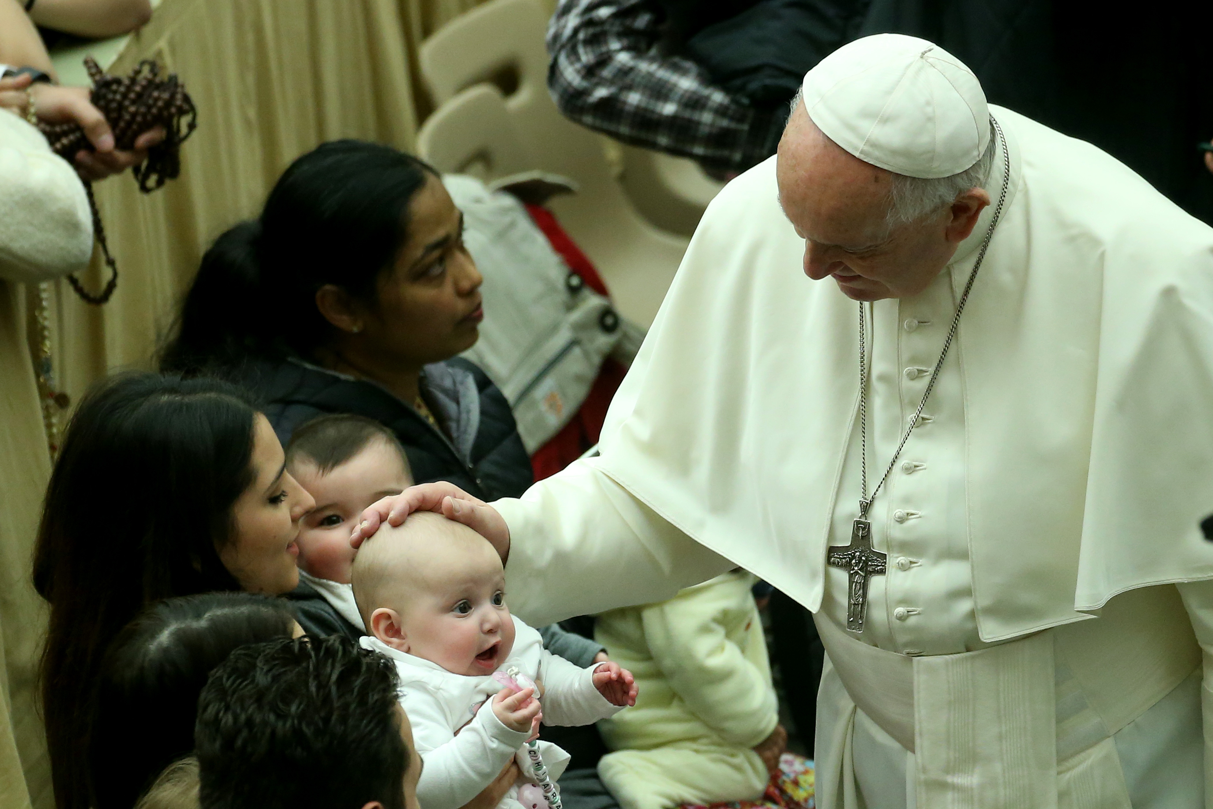 El Papa Francisco bendiciendo a un bebé durante su audiencia semanal en el Aula Pablo VI el 12 de febrero de 2020, en la Ciudad del Vaticano. | Fuente: Getty Images