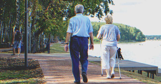 Pareja de personas mayores caminando | Foto: Shutterstock