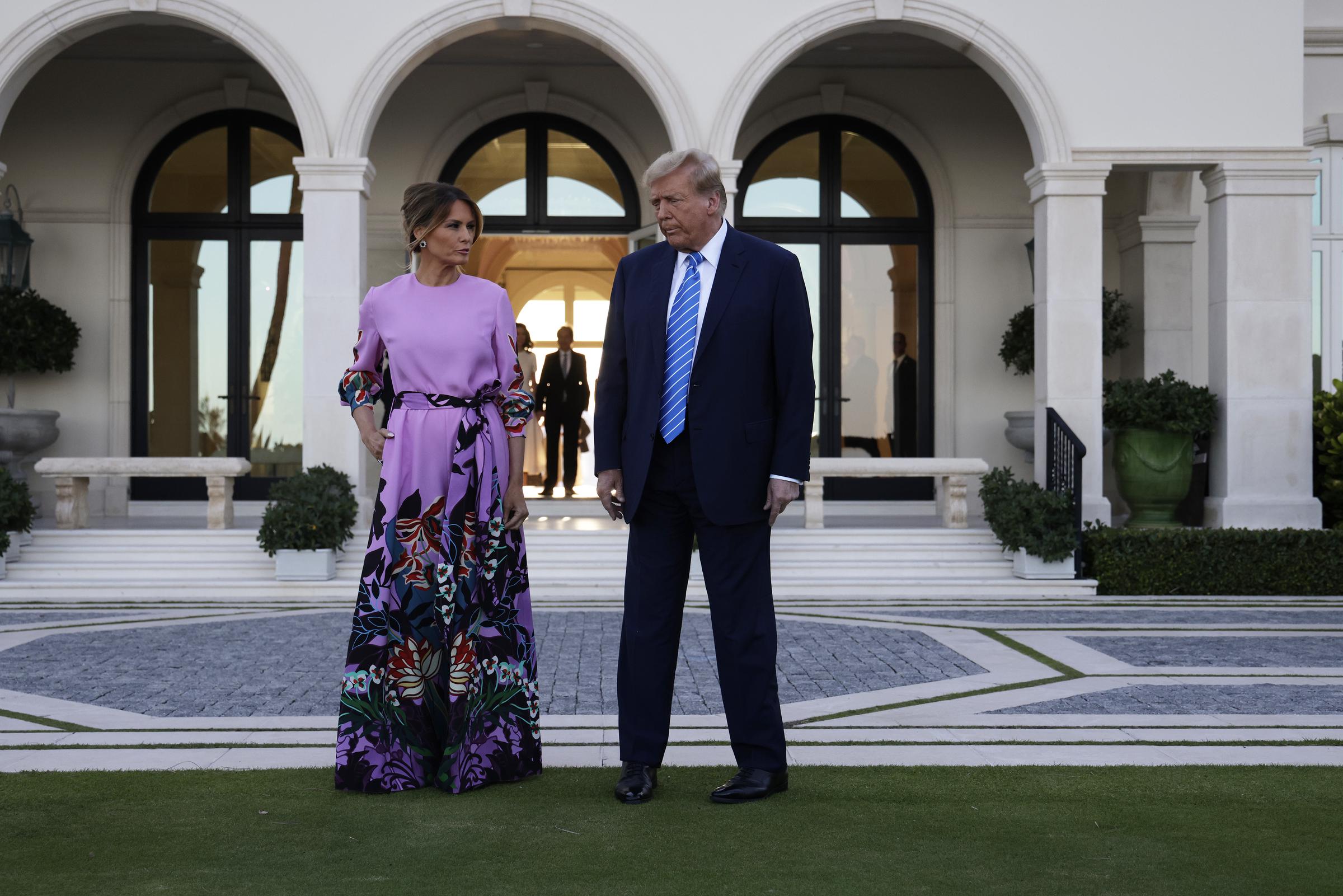 Melania y Donald Trump en casa del inversor multimillonario John Paulson el 6 de abril de 2024 en Palm Beach, Florida. | Fuente: Getty Images