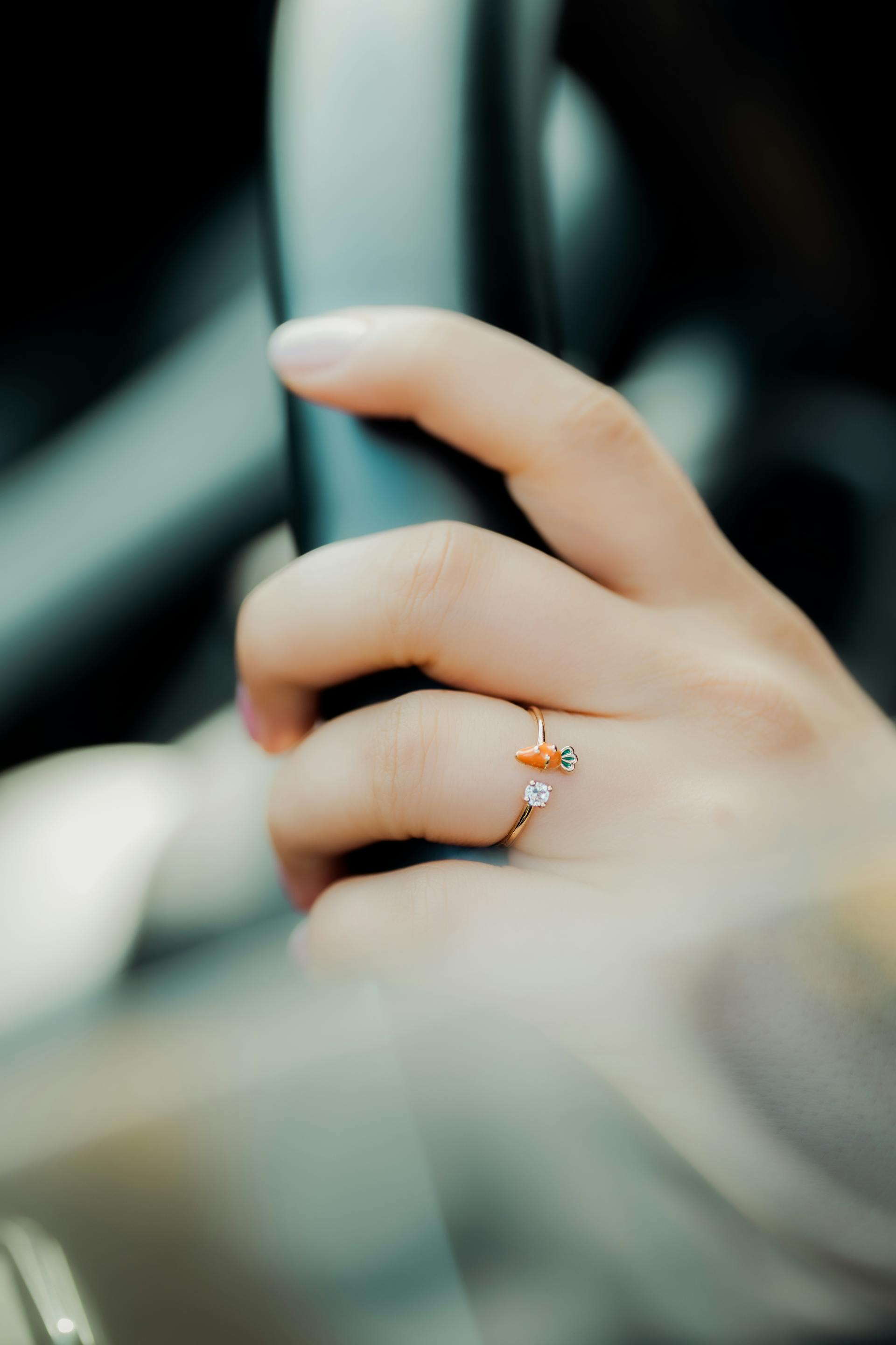 Primer plano de la mano de una mujer sobre un volante | Fuente: Pexels