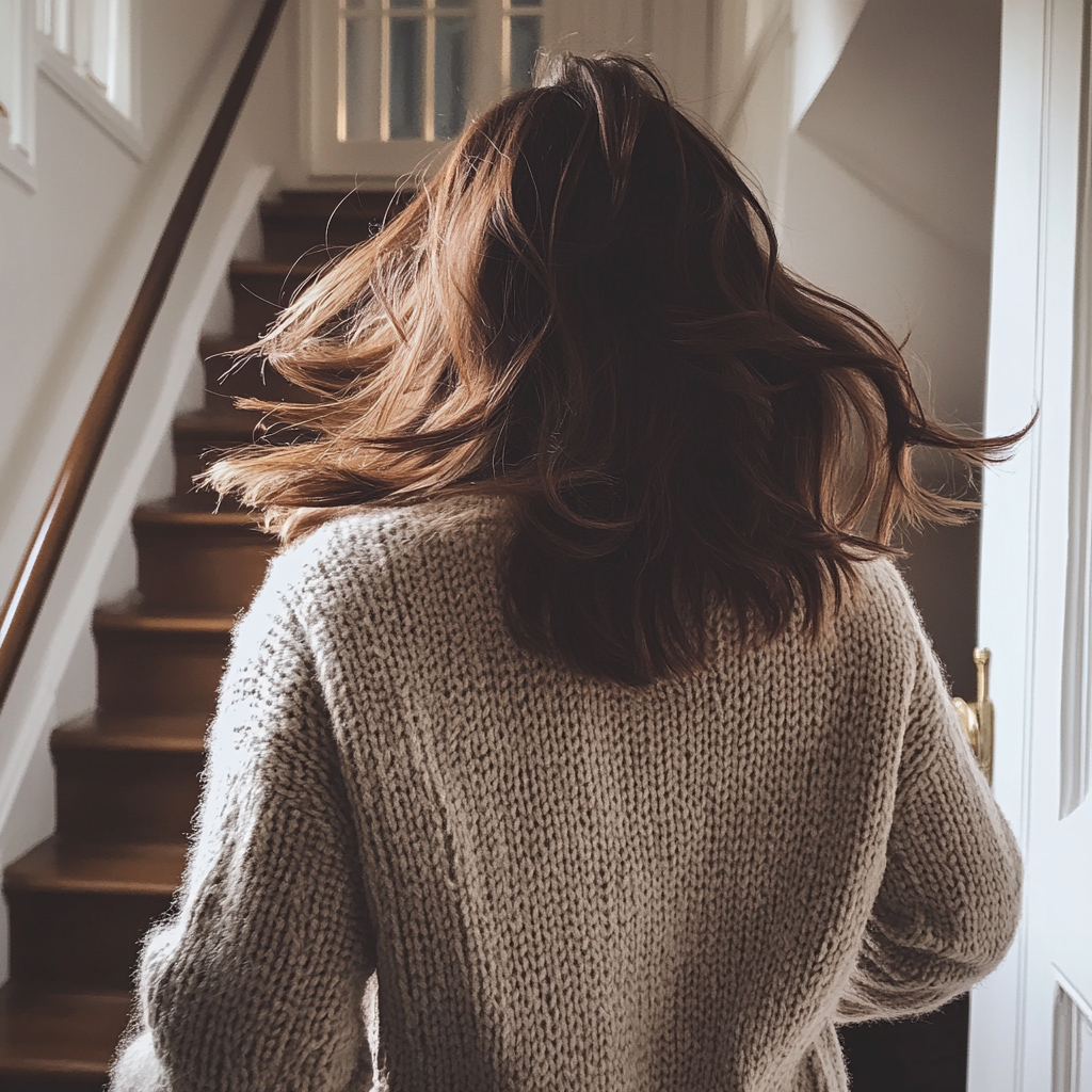 Una mujer sube corriendo las escaleras | Fuente: Midjourney