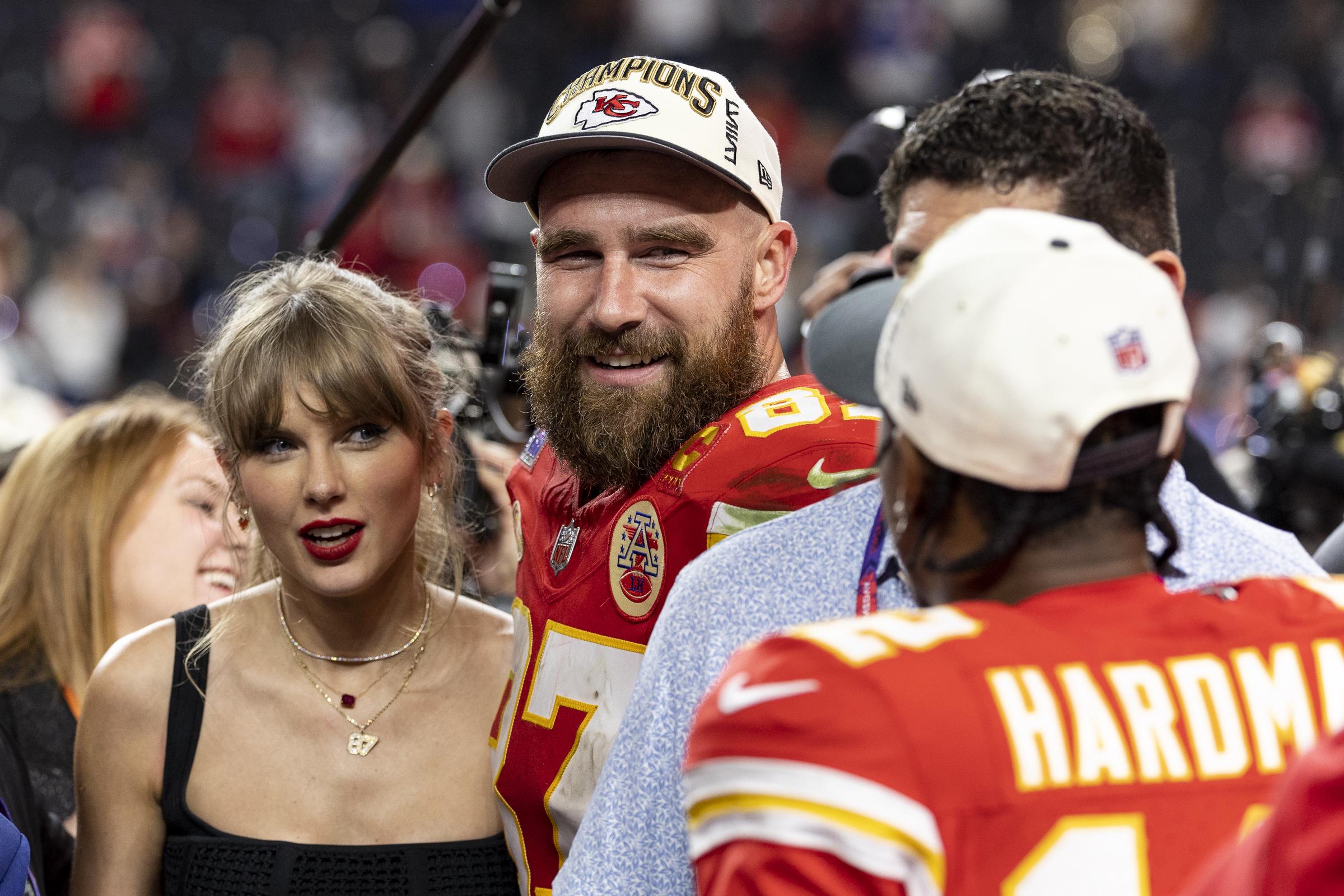 Taylor Swift y Travis Kelce reaccionan al ver a Mecole Hardman Jr. tras el partido de fútbol americano de la NFL Super Bowl 58, el 11 de febrero de 2024, en Las Vegas, Nevada. | Fuente: Getty Images