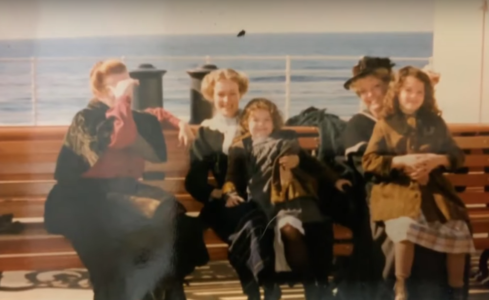 Foto tomada durante el rodaje de "Titanic" en la que aparece Alex Owens-Sarno como Cora | Fuente: YouTube/Access Hollywood